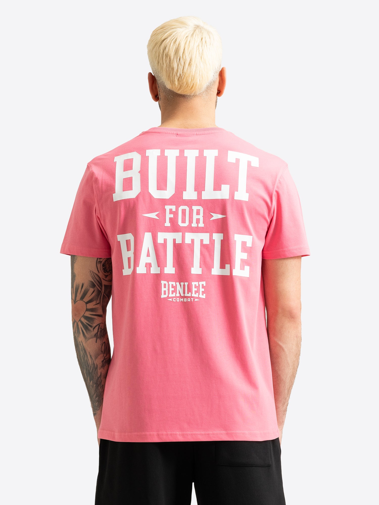 Rückansicht des pinken BENLEE T-Shirts mit grossem BUILT FOR BATTLE Print.