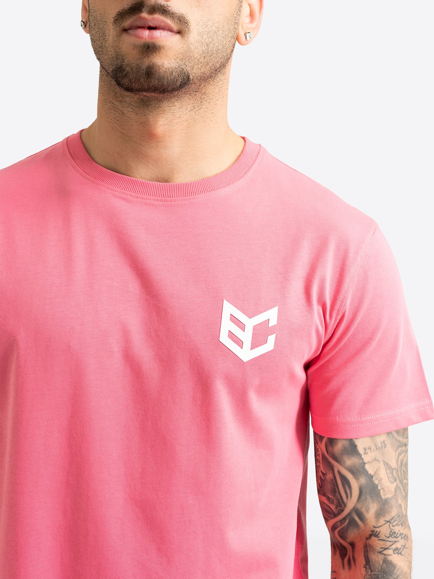 Detailansicht des kleinen BENLEE Logo-Drucks auf der Brust des pinken T-Shirts.