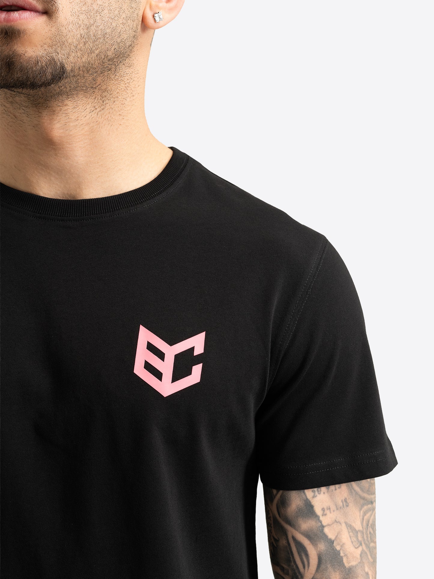 BENLEE Herren T-Shirt in Schwarz. Detailansicht des rosa Logo-Drucks auf der linken Brust.
