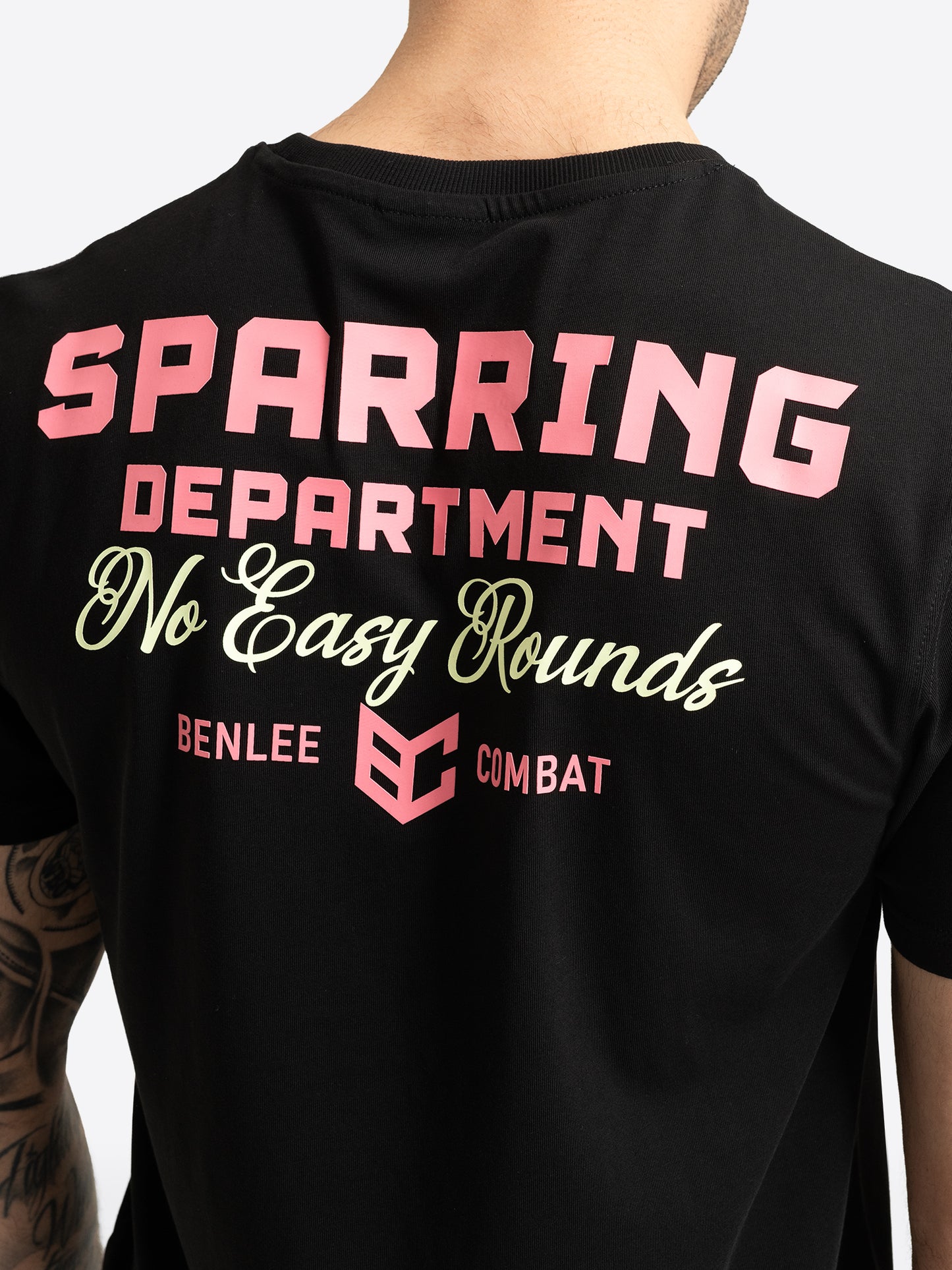 BENLEE Herren T-Shirt in Schwarz. Rückansicht mit grossem, rosa-weissem Grafik-Rückendruck.