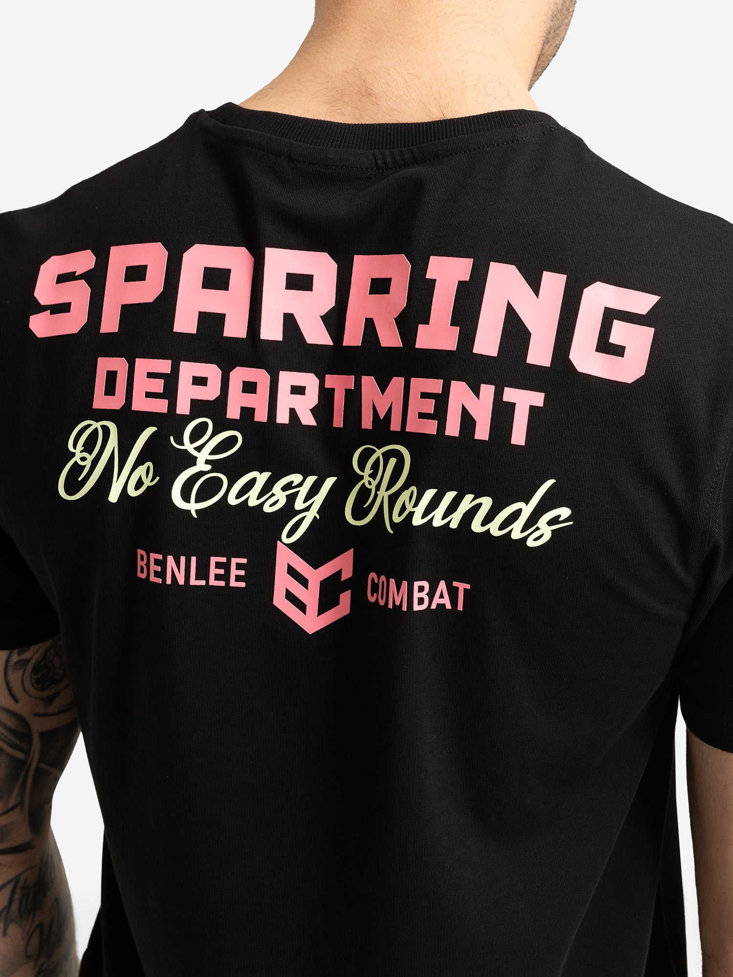 BENLEE Herren T-Shirt in Schwarz. Rückansicht mit grossem, rosa-weissem Grafik-Rückendruck.