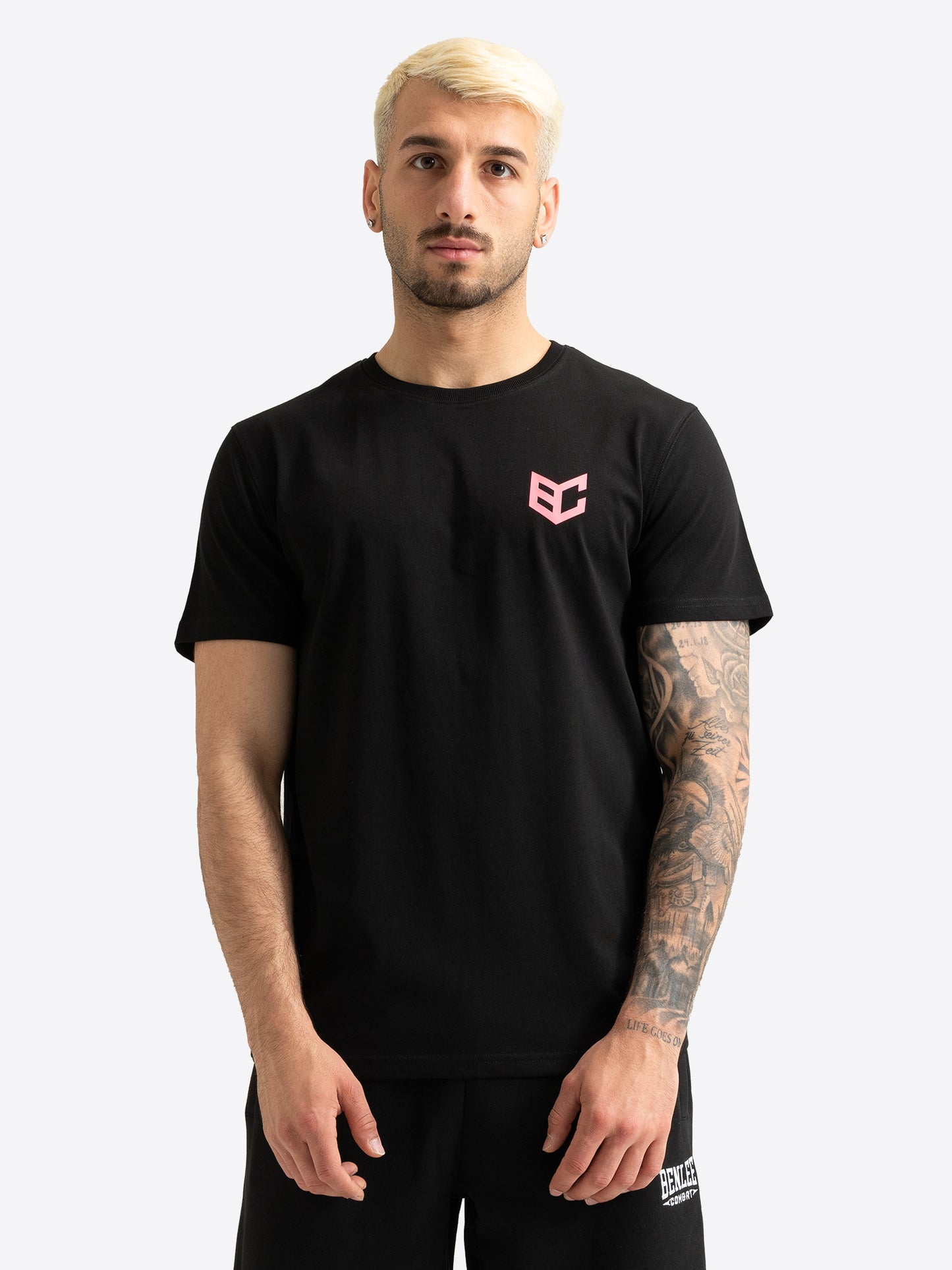 BENLEE Herren T-Shirt in Schwarz. Vorderansicht mit kleinem, rosa Logo-Druck auf der Brust.