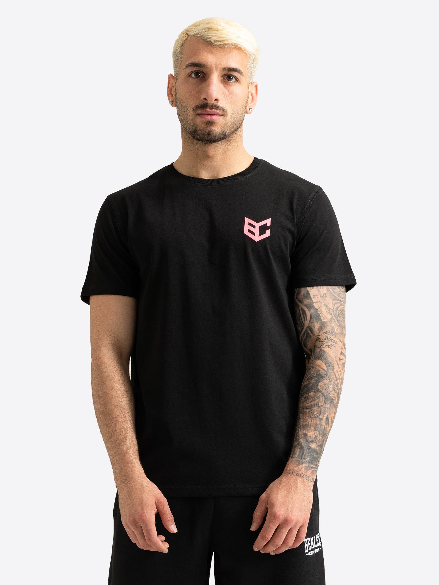 BENLEE Herren T-Shirt in Schwarz. Vorderansicht mit kleinem, rosa Logo-Druck auf der Brust.