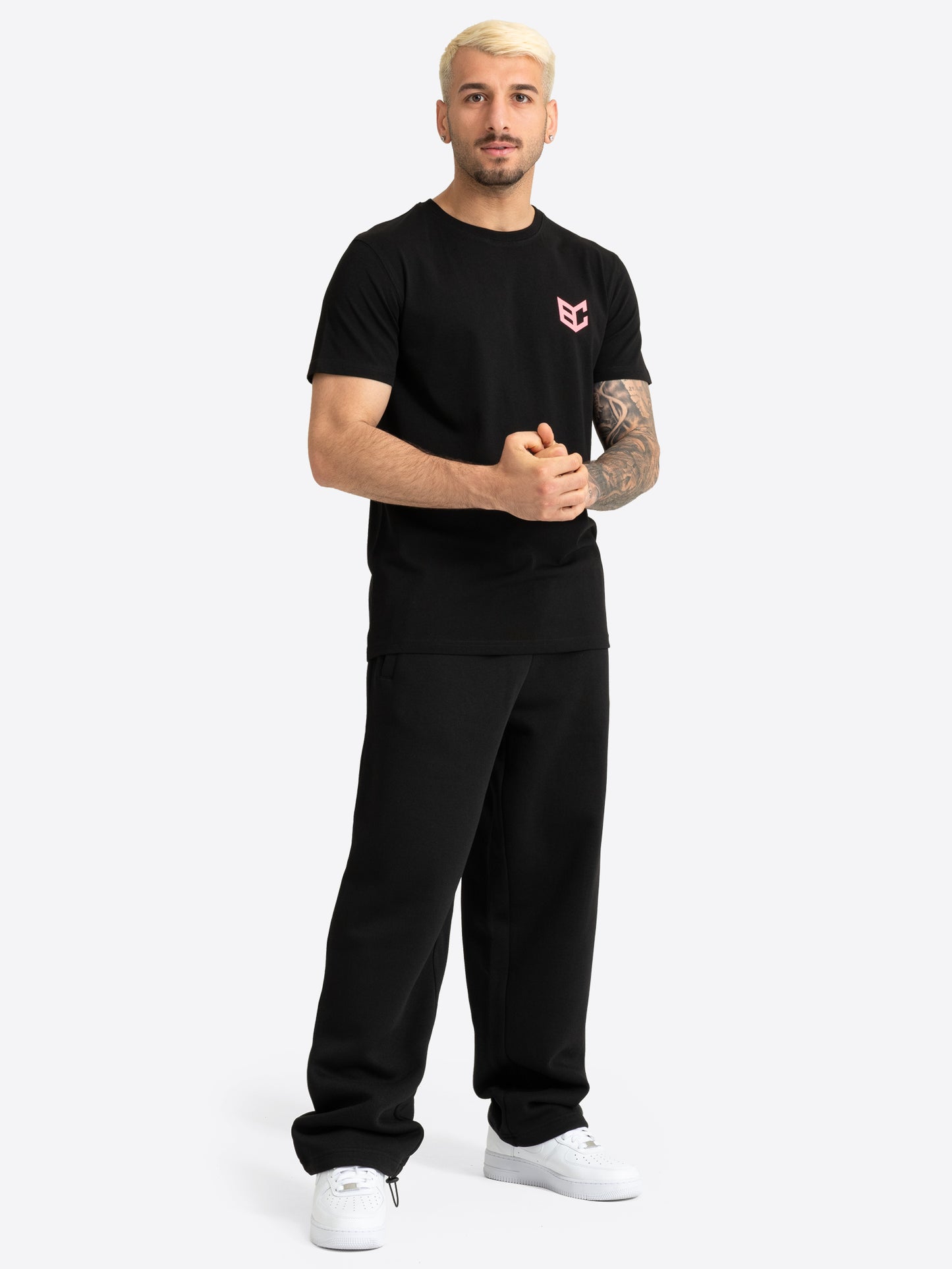 BENLEE Herren T-Shirt in Schwarz. Vorderansicht mit kleinem, rosa Logo-Druck auf der Brust.