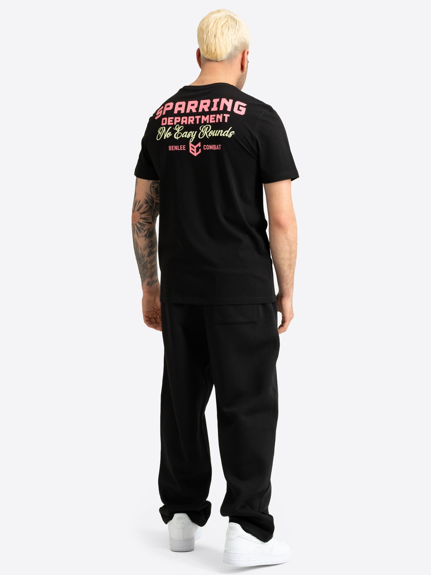 BENLEE Herren T-Shirt in Schwarz. Rückansicht mit grossem, rosa-weissem Grafik-Rückendruck.