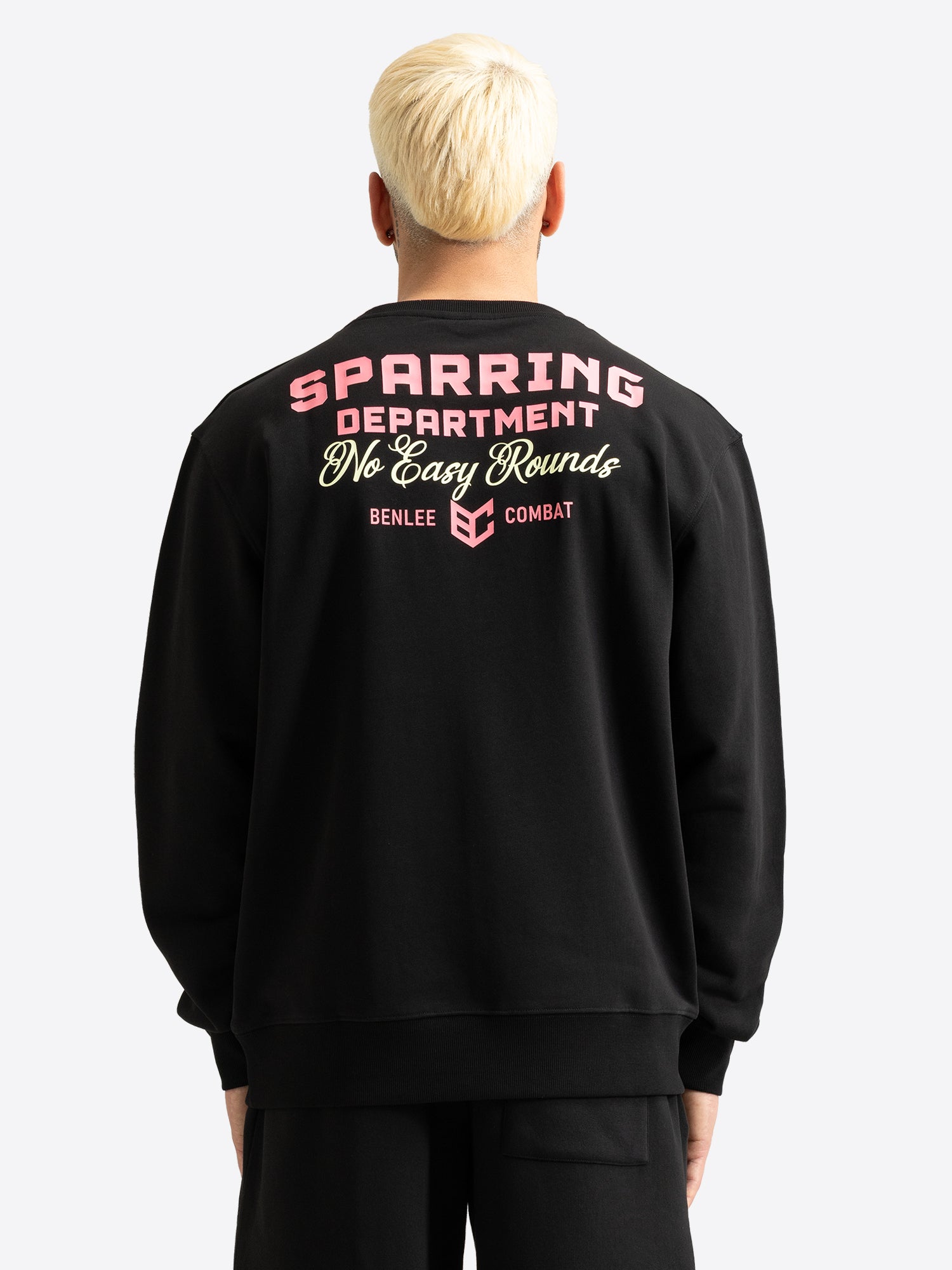 BENLEE Herren Sweatshirt in Schwarz. Rückansicht mit grossem, rosa-weissem Grafik-Rückendruck.