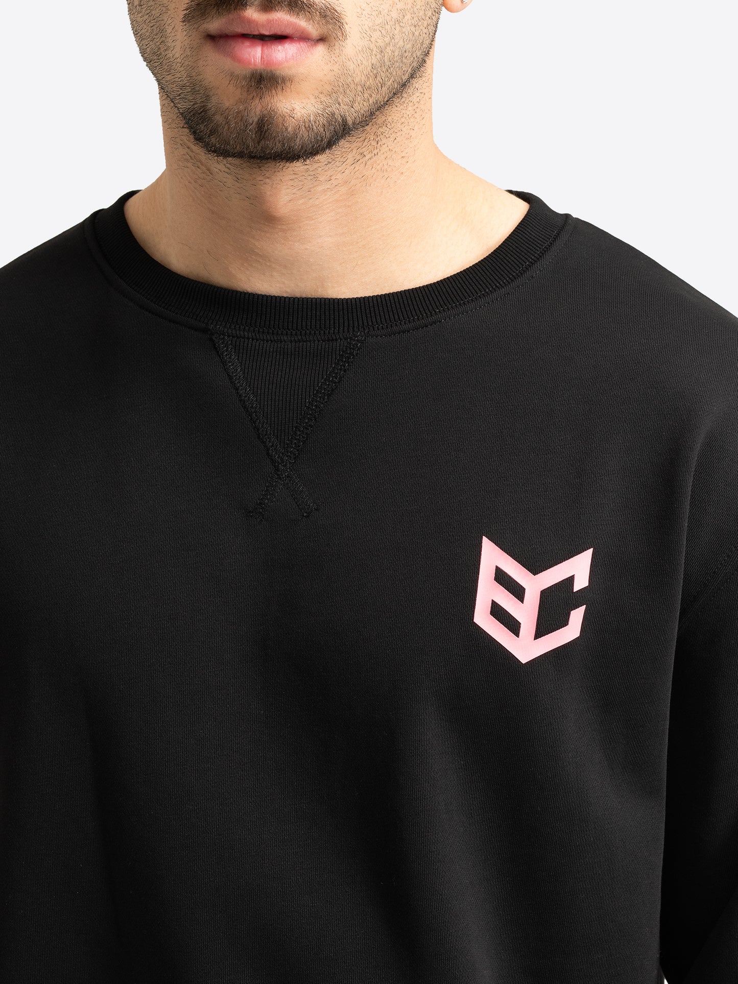 BENLEE Herren Sweatshirt in Schwarz. Detailansicht des rosa Logo-Drucks auf der linken Brust.