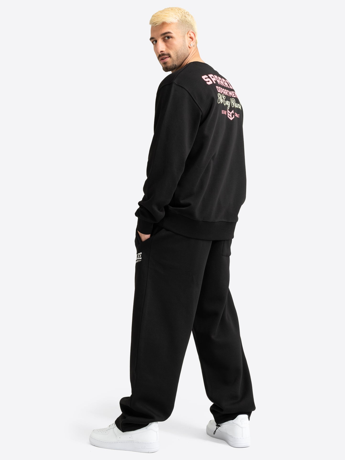 BENLEE Herren Sweatshirt in Schwarz. Rückansicht mit grossem, rosa-weissem Grafik-Rückendruck.