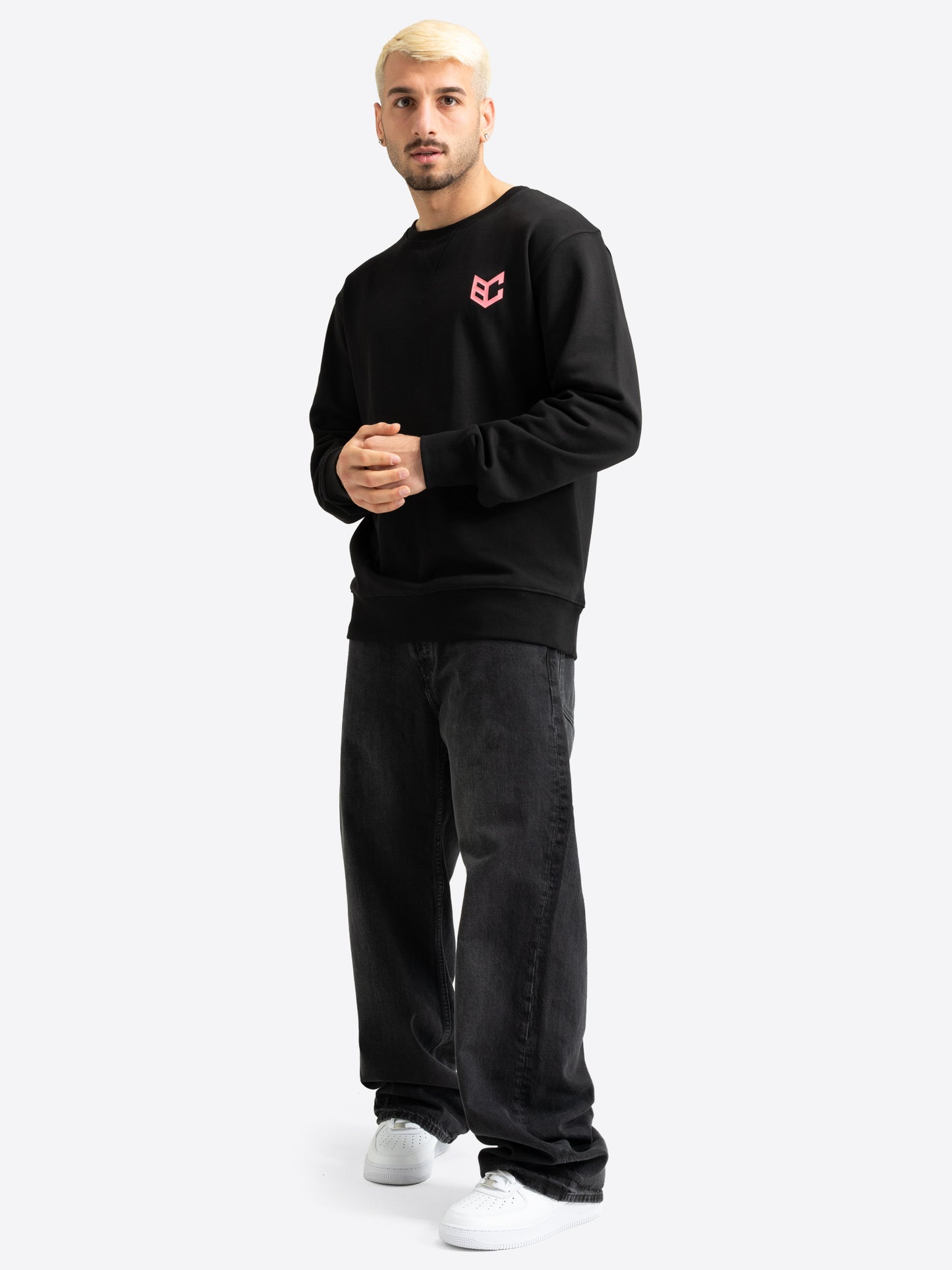 BENLEE Herren T-Shirt in Schwarz. Vorderansicht mit kleinem, rosa Logo-Druck auf der Brust.