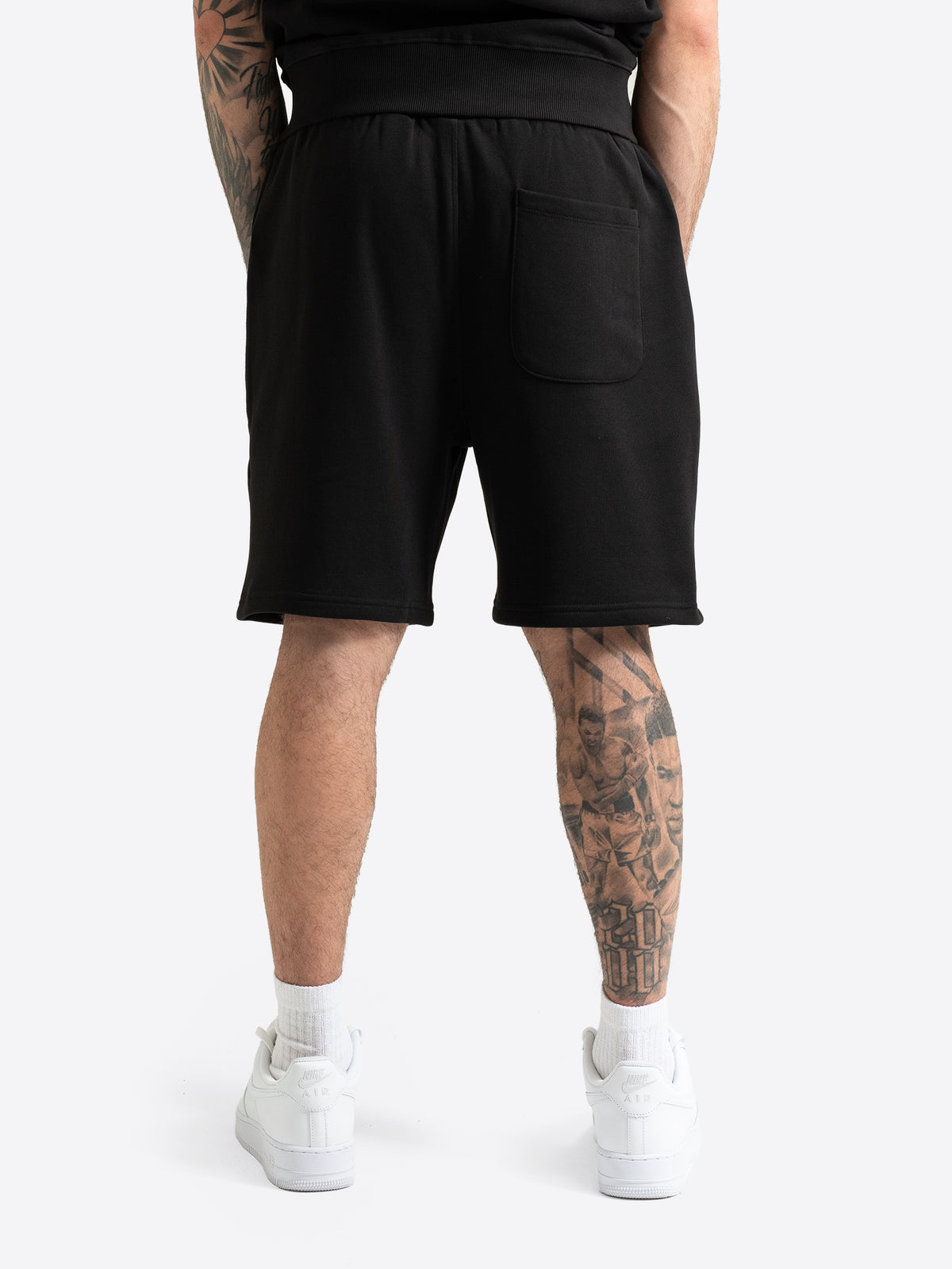 Rückansicht der BENLEE Herren-Shorts in Schwarz mit aufgesetzter Gesässtasche.
