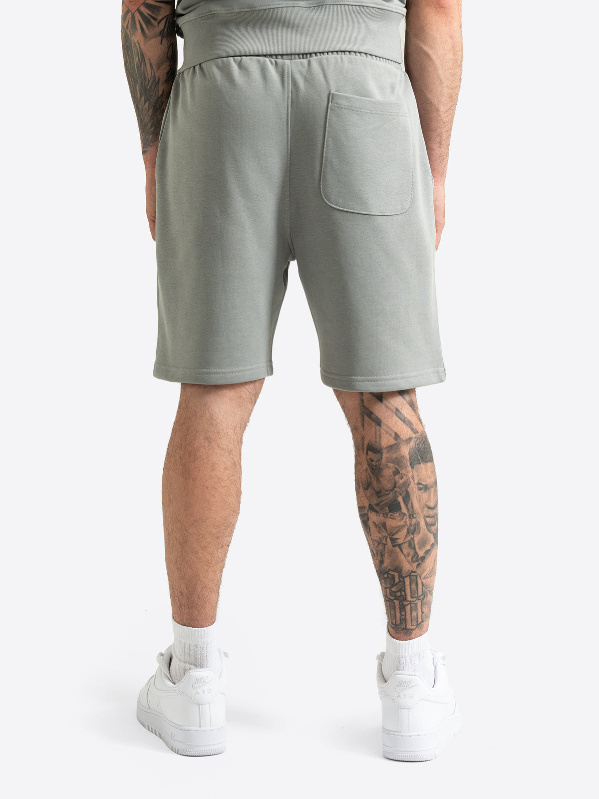  Rückansicht der BENLEE Herren-Shorts in Grau mit aufgesetzter Gesässtasche.