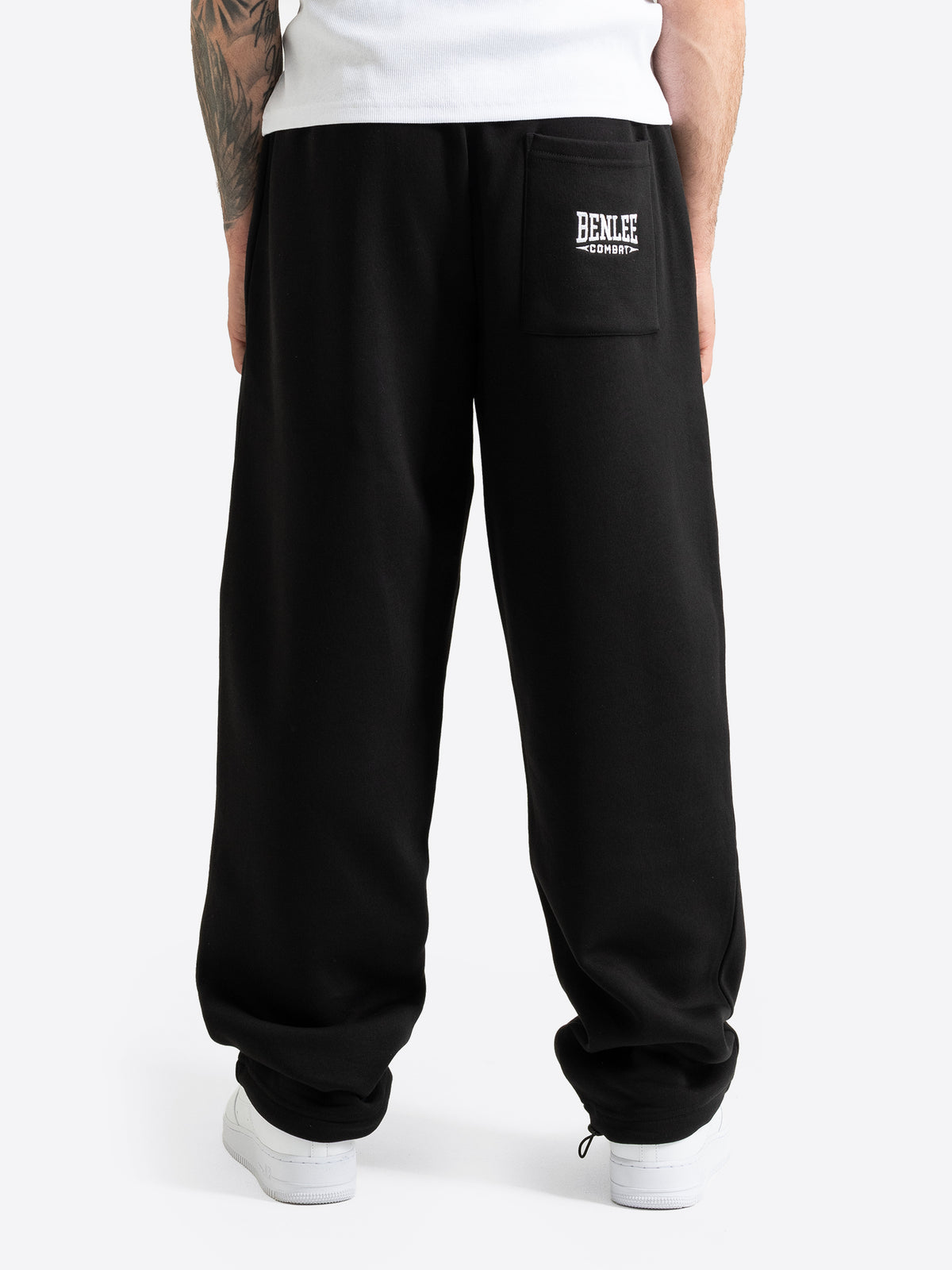 Rückansicht der lockeren BENLEE Herren-Jogginghose in Schwarz mit Gesässtasche und Logo-Stickerei.
