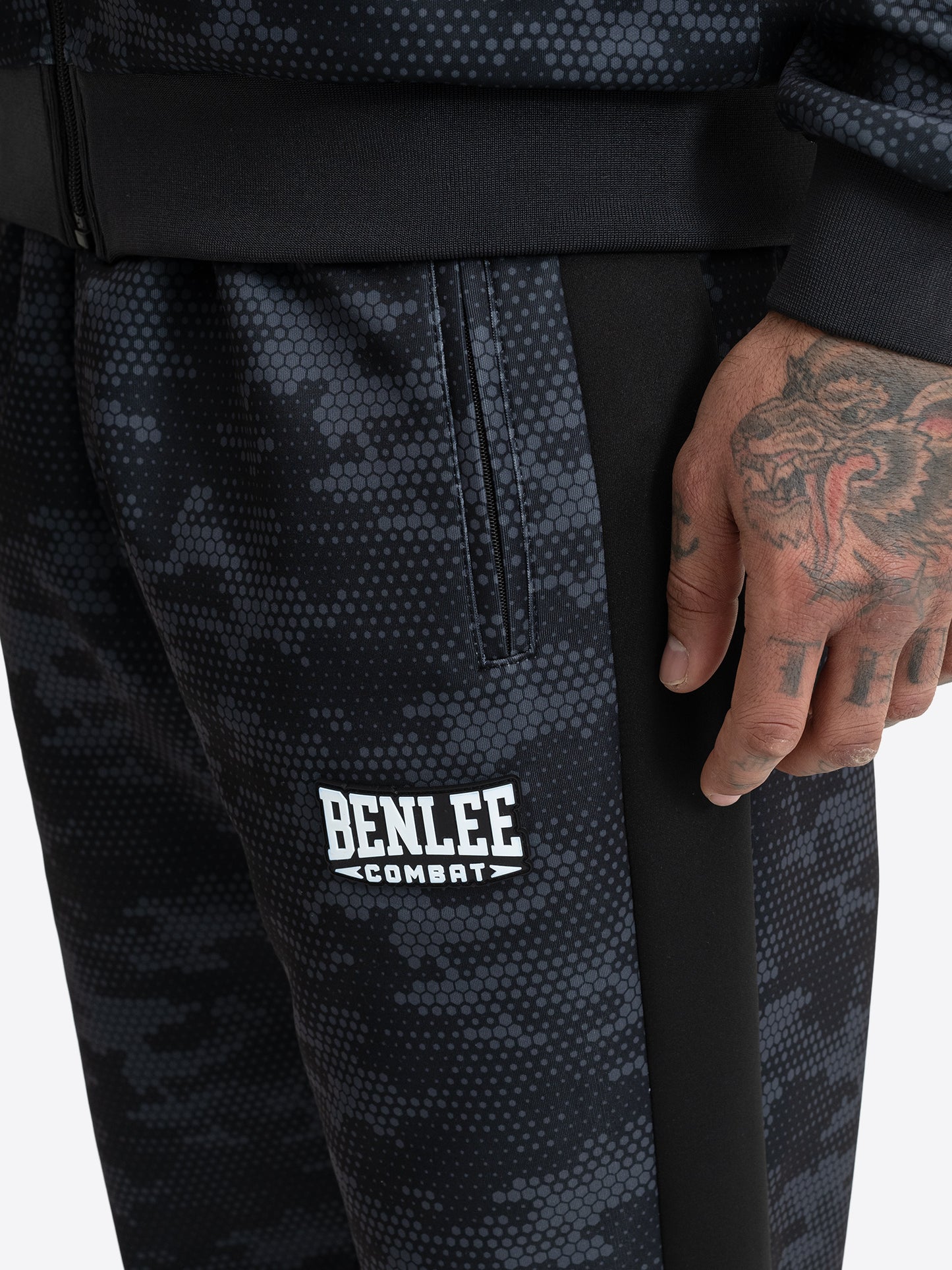 Benlee Jogginghose Detail: Reißverschlusstasche & 3D-Logo auf Schwarz.