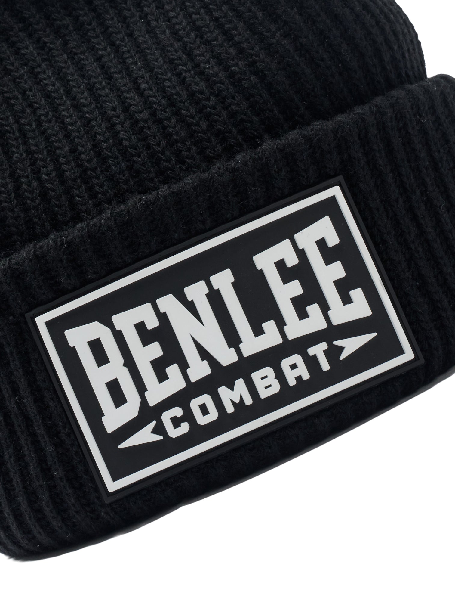 Schwarze Benlee Strickmütze mit weissem Logo-Etikett auf der Vorderseite.