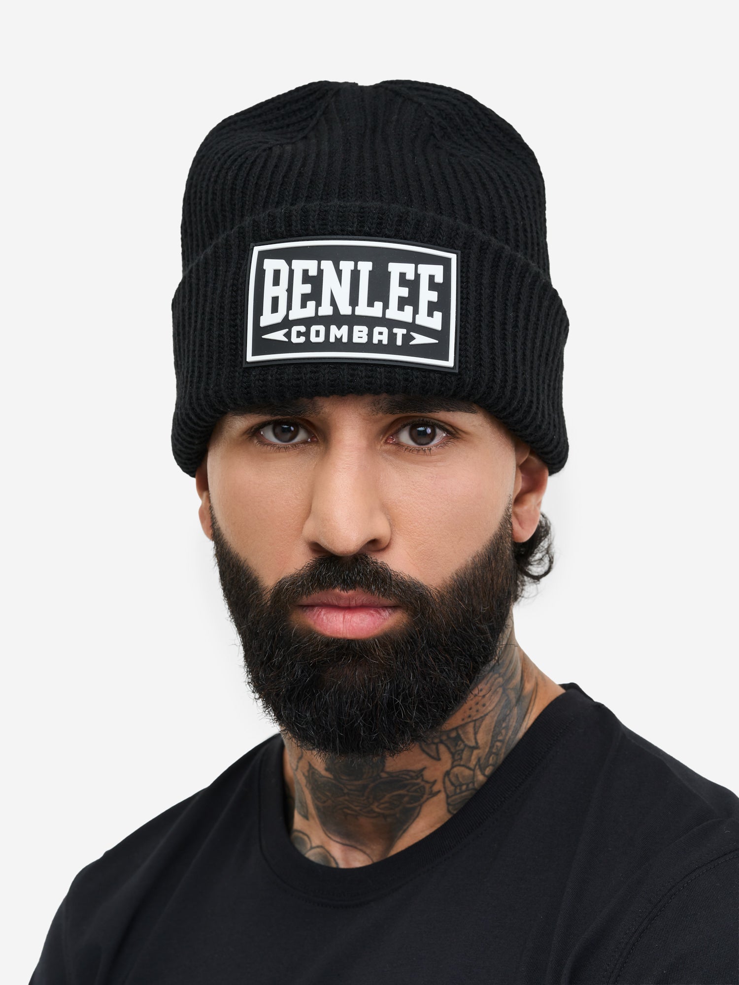Schwarze Benlee Strickmütze mit weissem Logo-Etikett auf der Vorderseite.