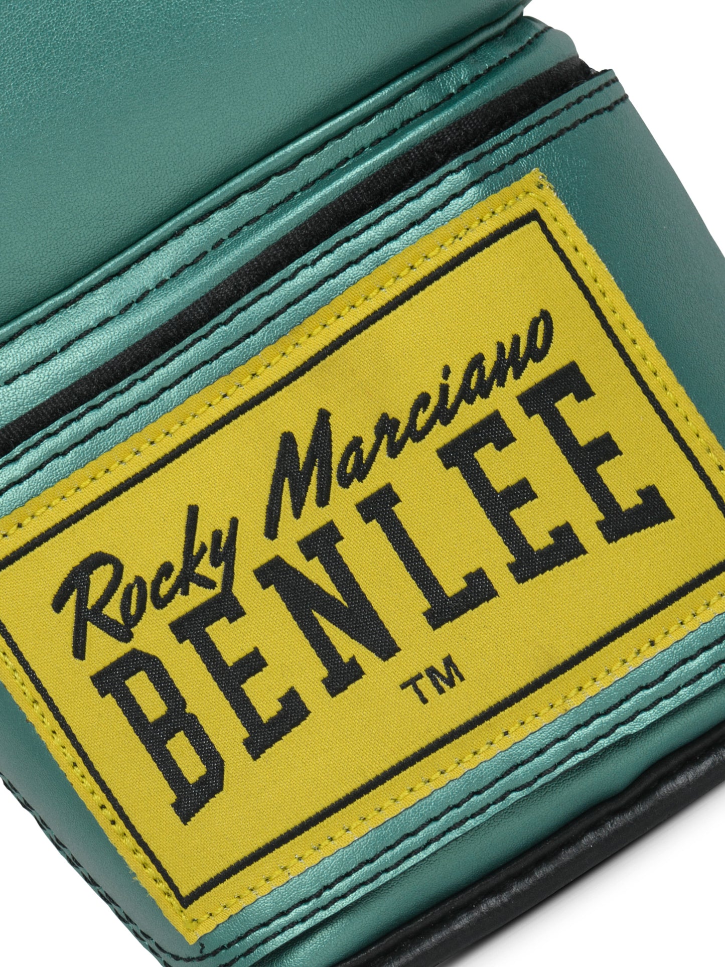 Rocky Marciano BENLEE Logo-Patch auf dem metallic grünen-schwarzen Handschuh.