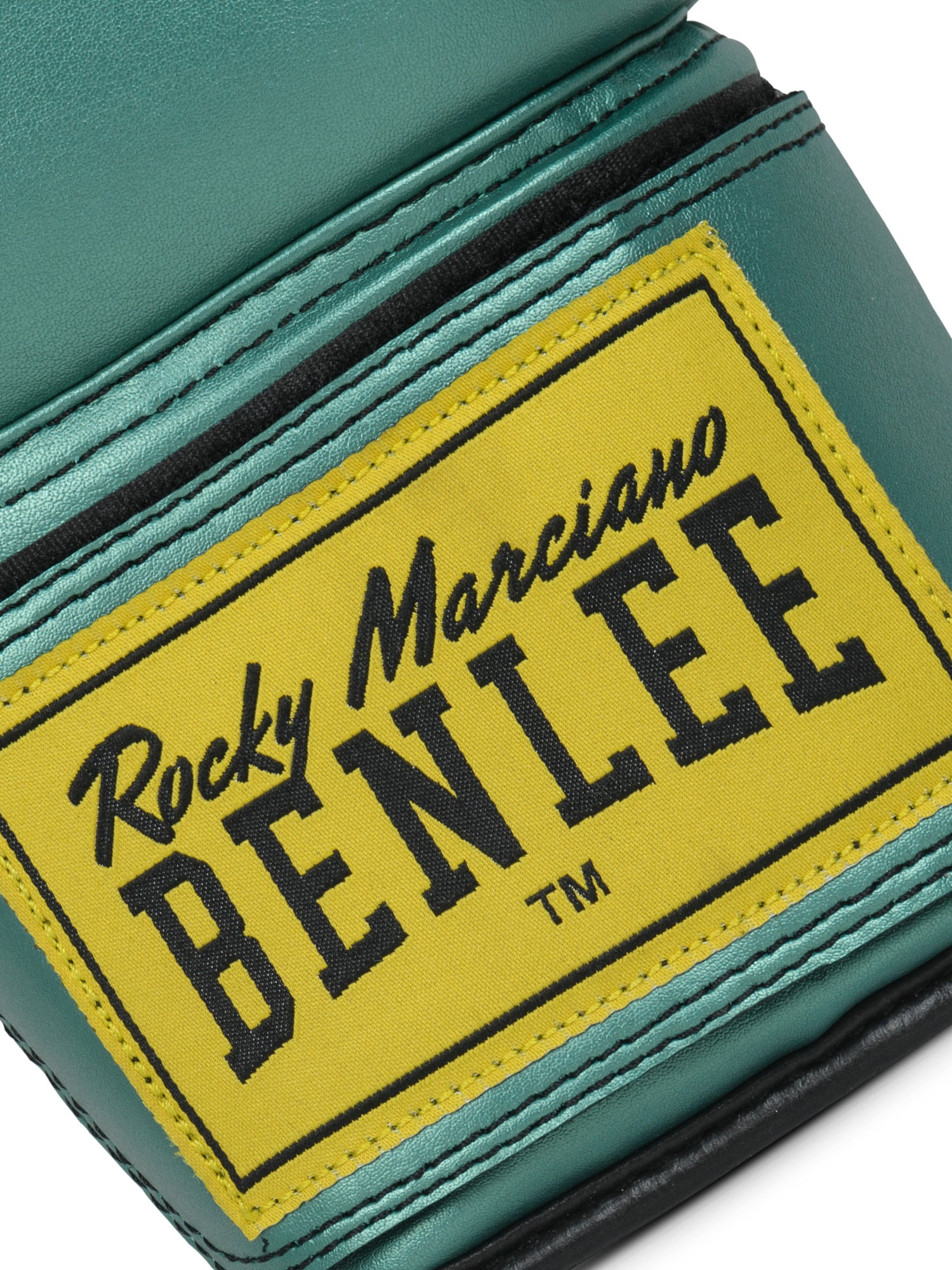 Rocky Marciano BENLEE Logo-Patch auf dem metallic grünen-schwarzen Handschuh.