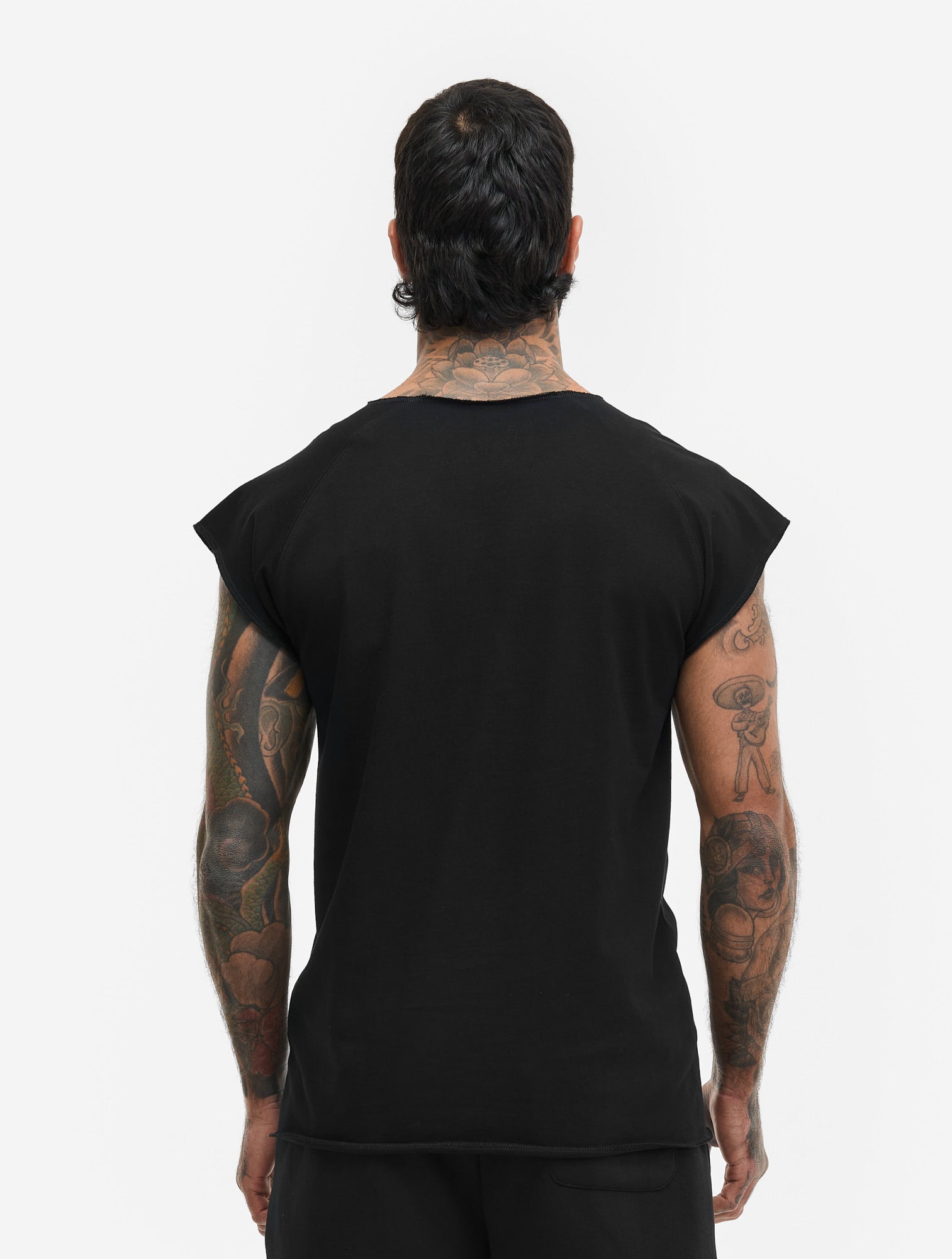 Rückansicht schwarzes BENLEE T-Shirt mit Raglan-Schnitt.
