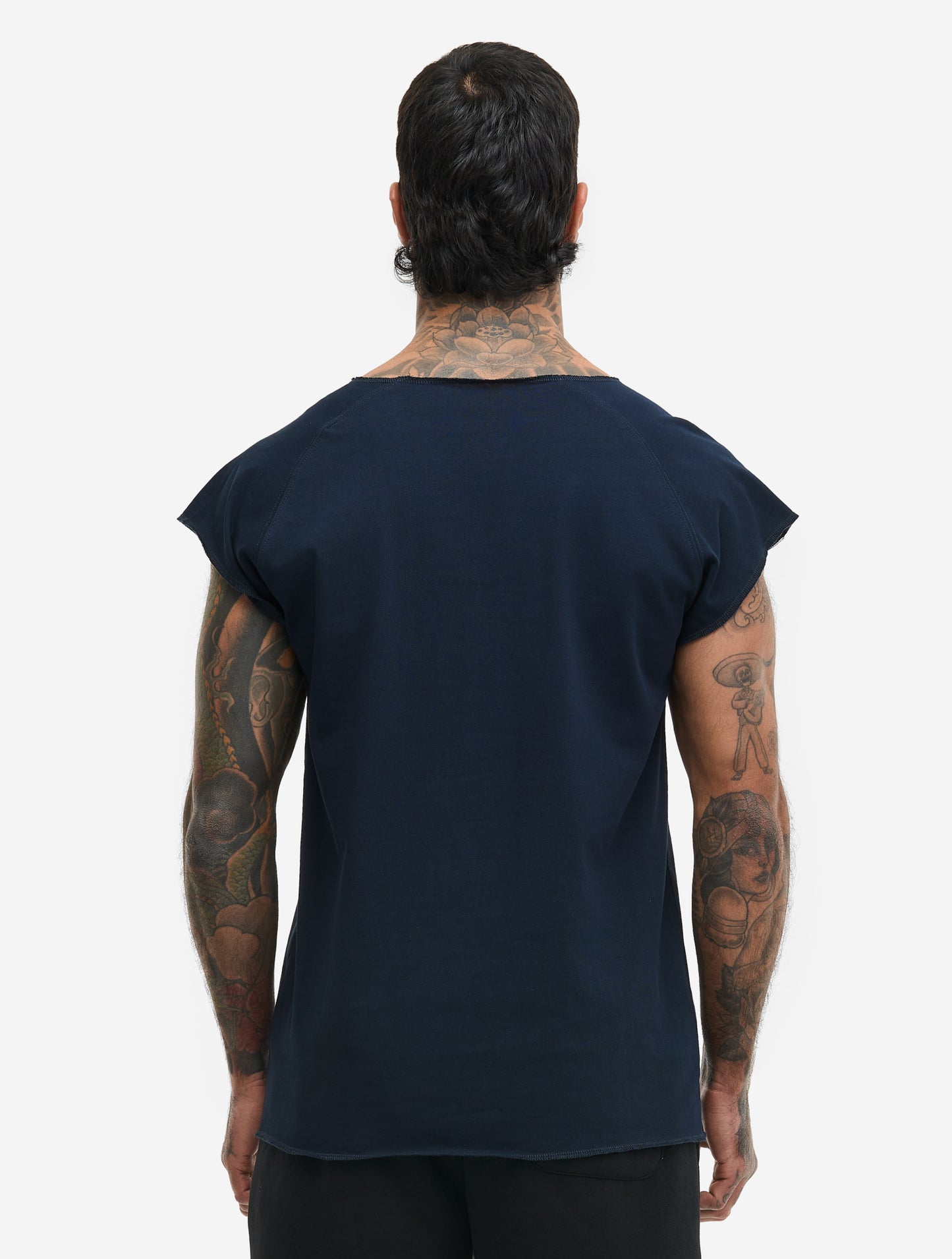 Rückansicht dunkelblaues BENLEE T-Shirt mit Raglan-Schnitt.

