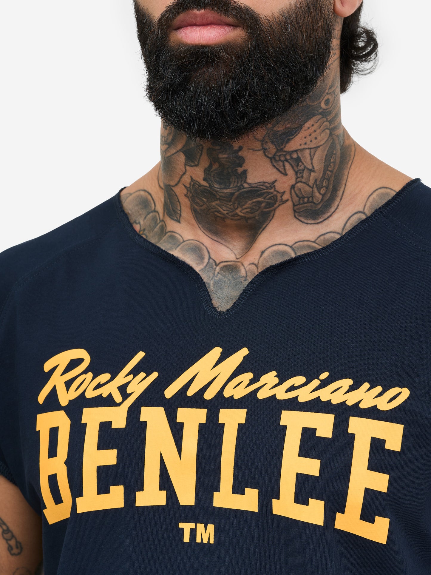 BENLEE Herren T-Shirt Navy mit gelbem Logo-Print und Raglanärmeln.