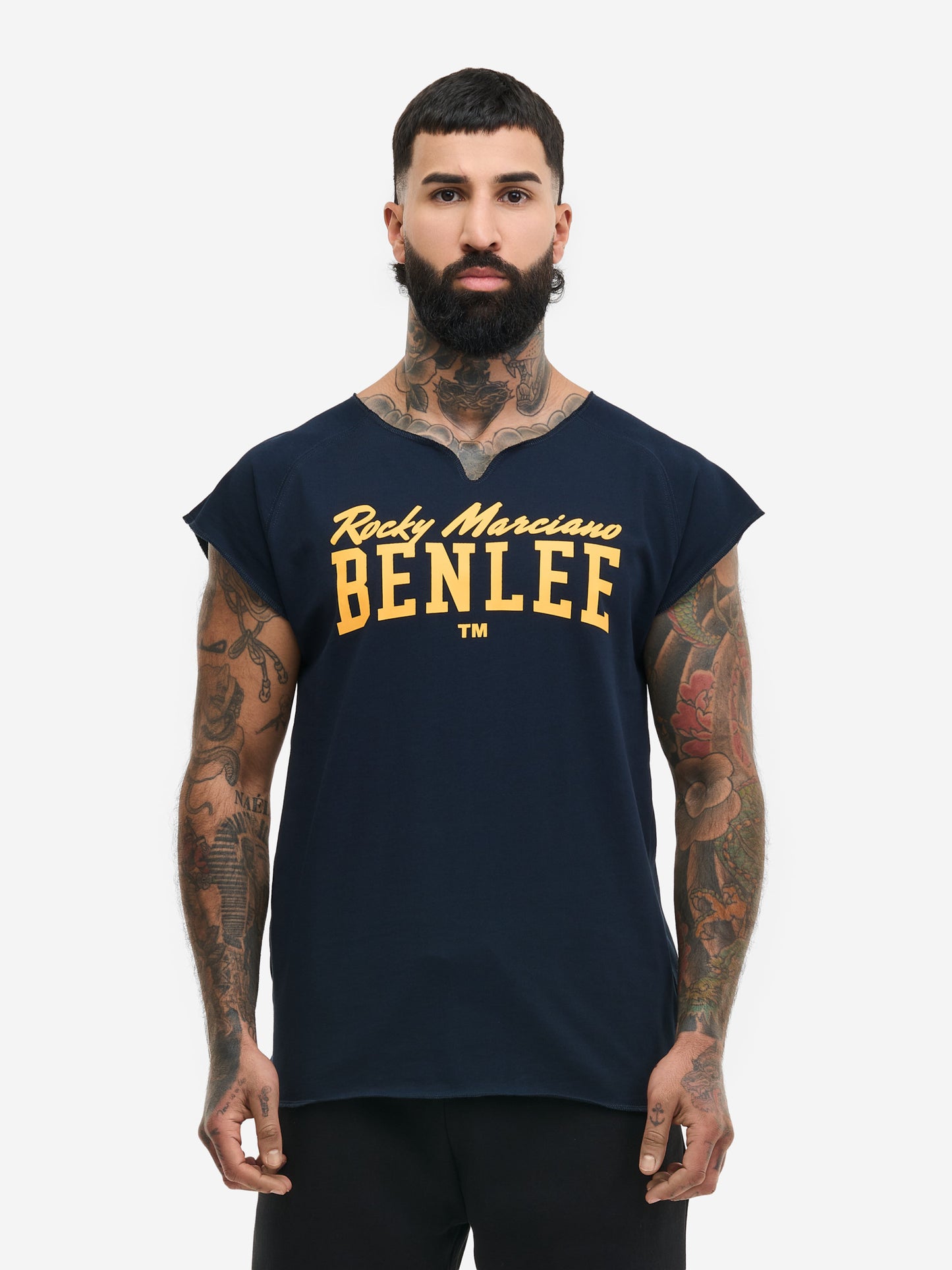 BENLEE Herren T-Shirt Navy mit gelbem Logo-Print und Raglanärmeln.