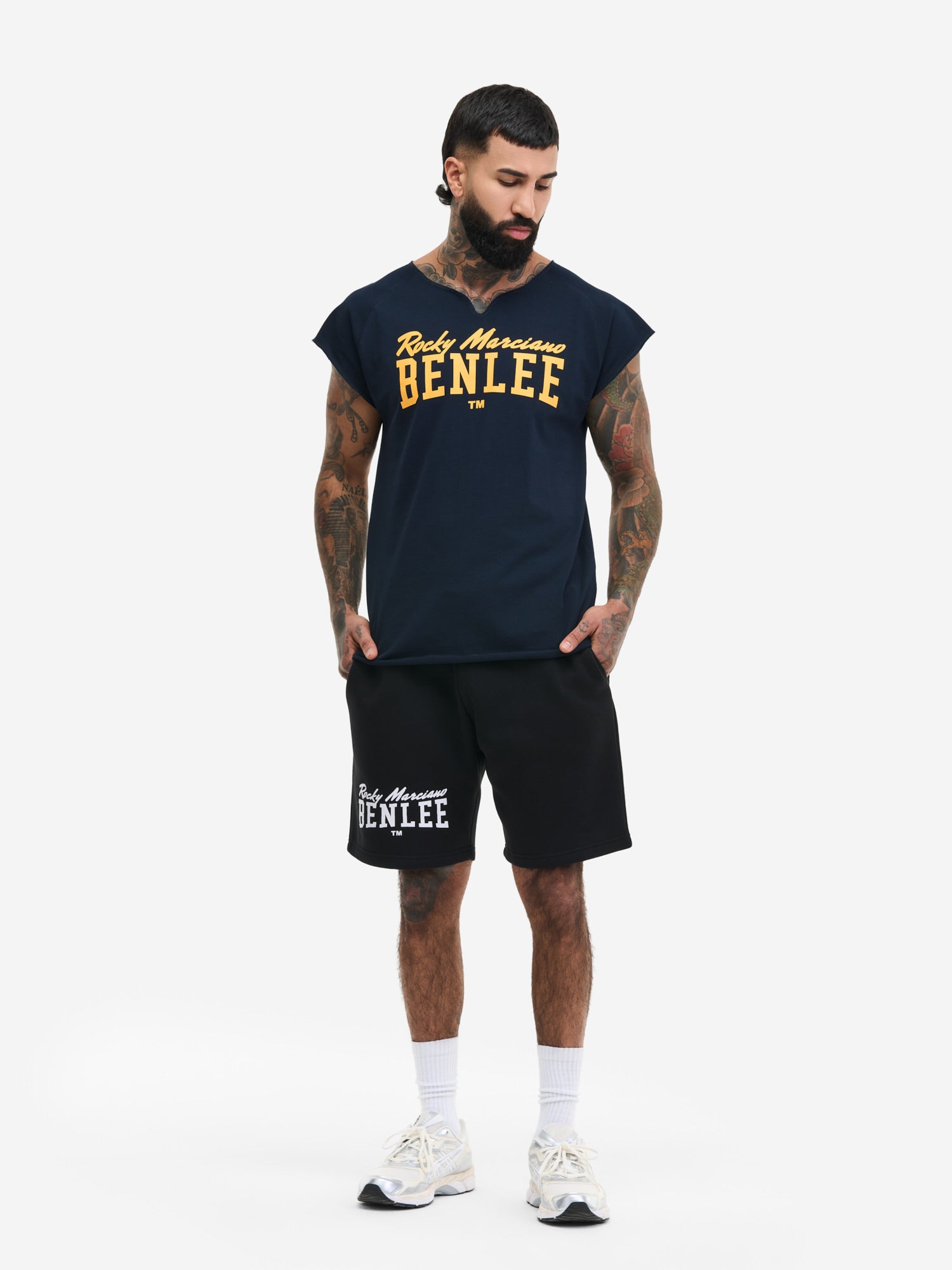 BENLEE Herren T-Shirt Navy mit gelbem Logo-Print und Raglanärmeln.