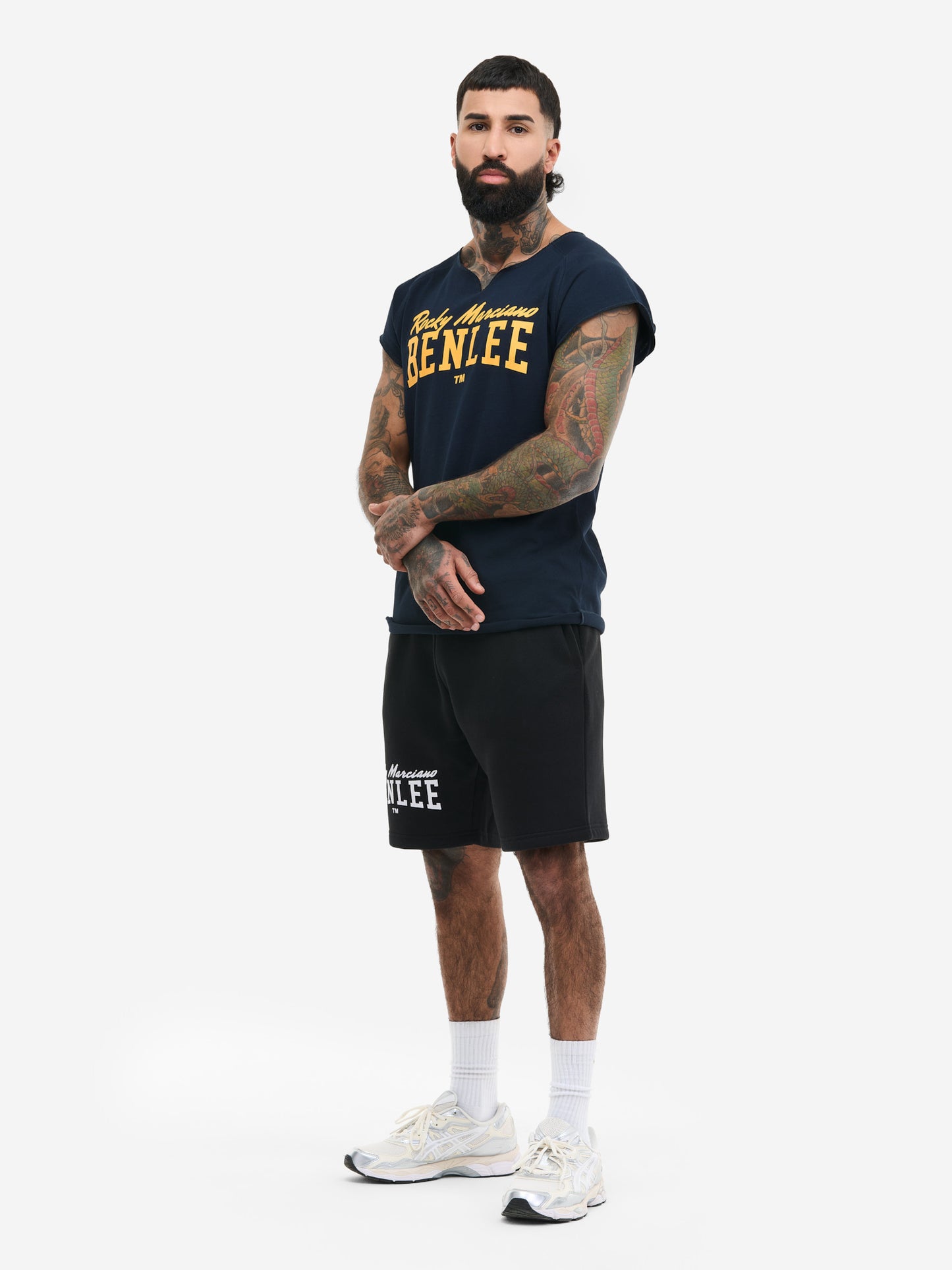 BENLEE Herren T-Shirt Navy mit gelbem Logo-Print und Raglanärmeln.