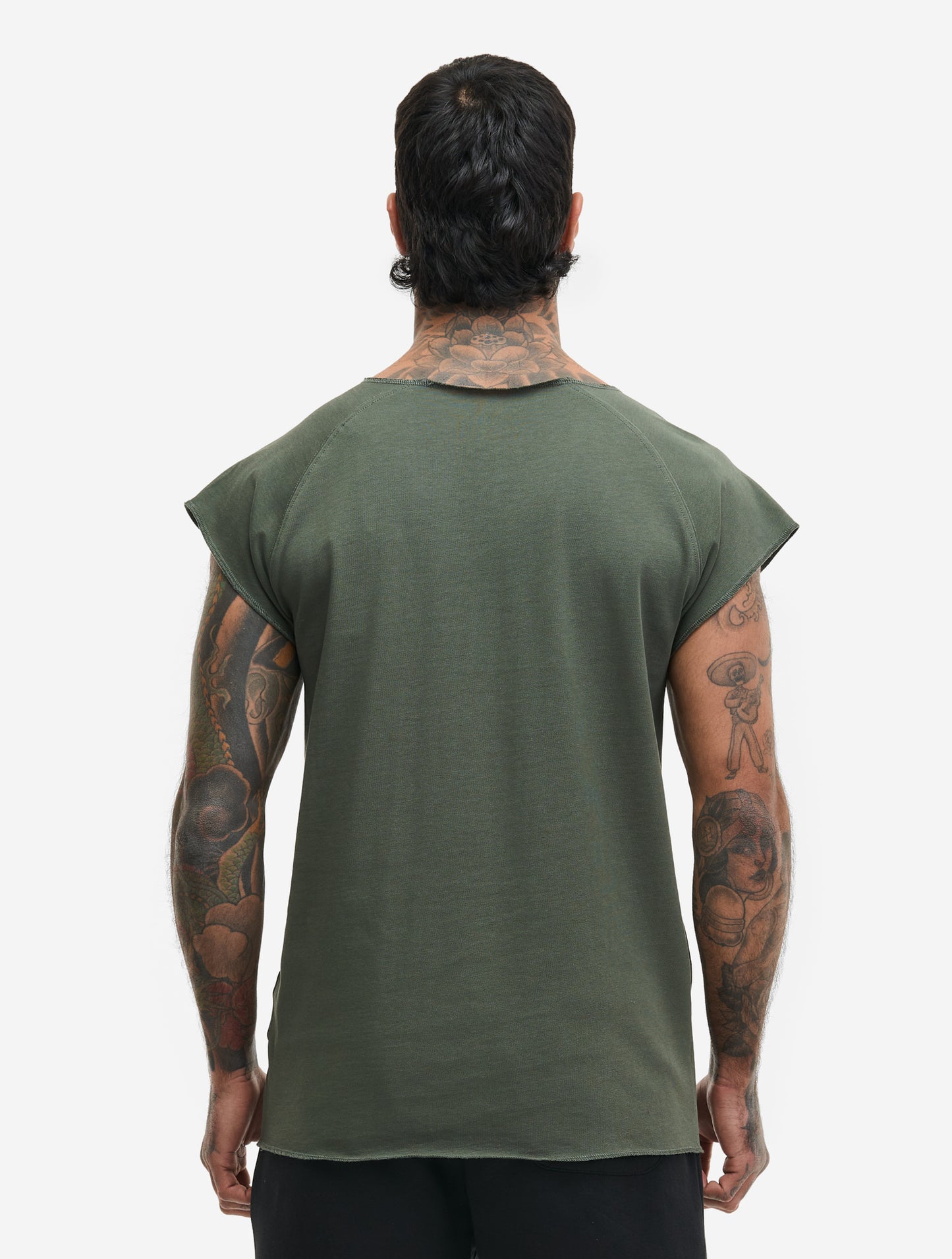 Rückansicht olivenfarbenes BENLEE T-Shirt mit Raglan-Schnitt.