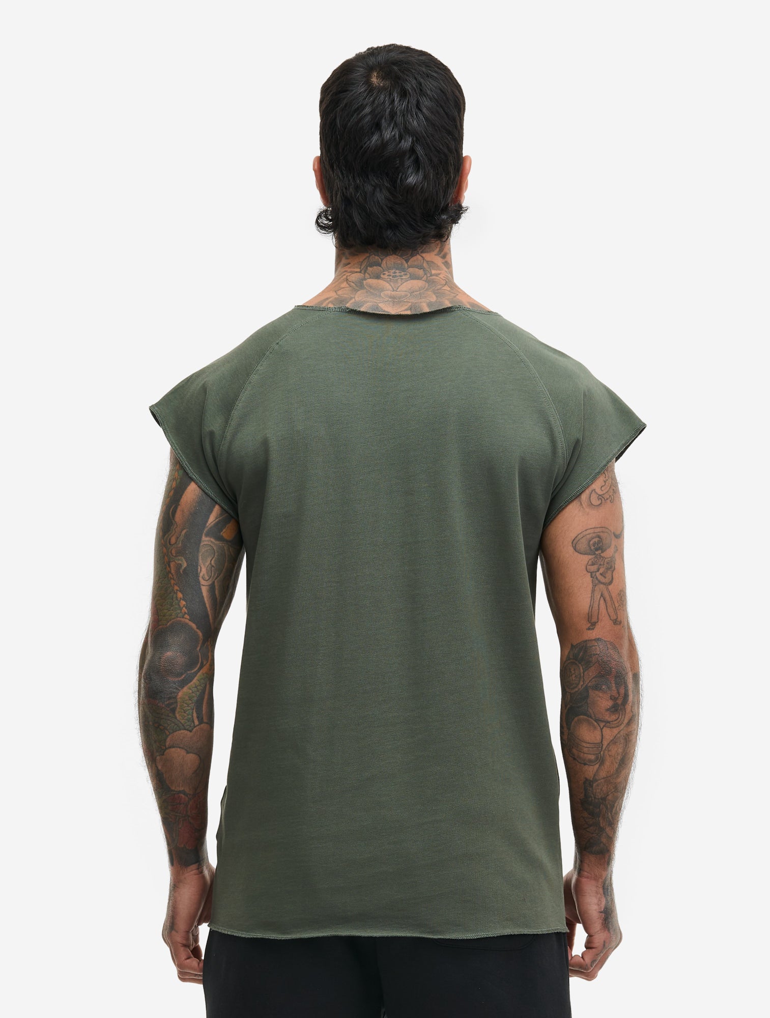 Rückansicht olivenfarbenes BENLEE T-Shirt mit Raglan-Schnitt.