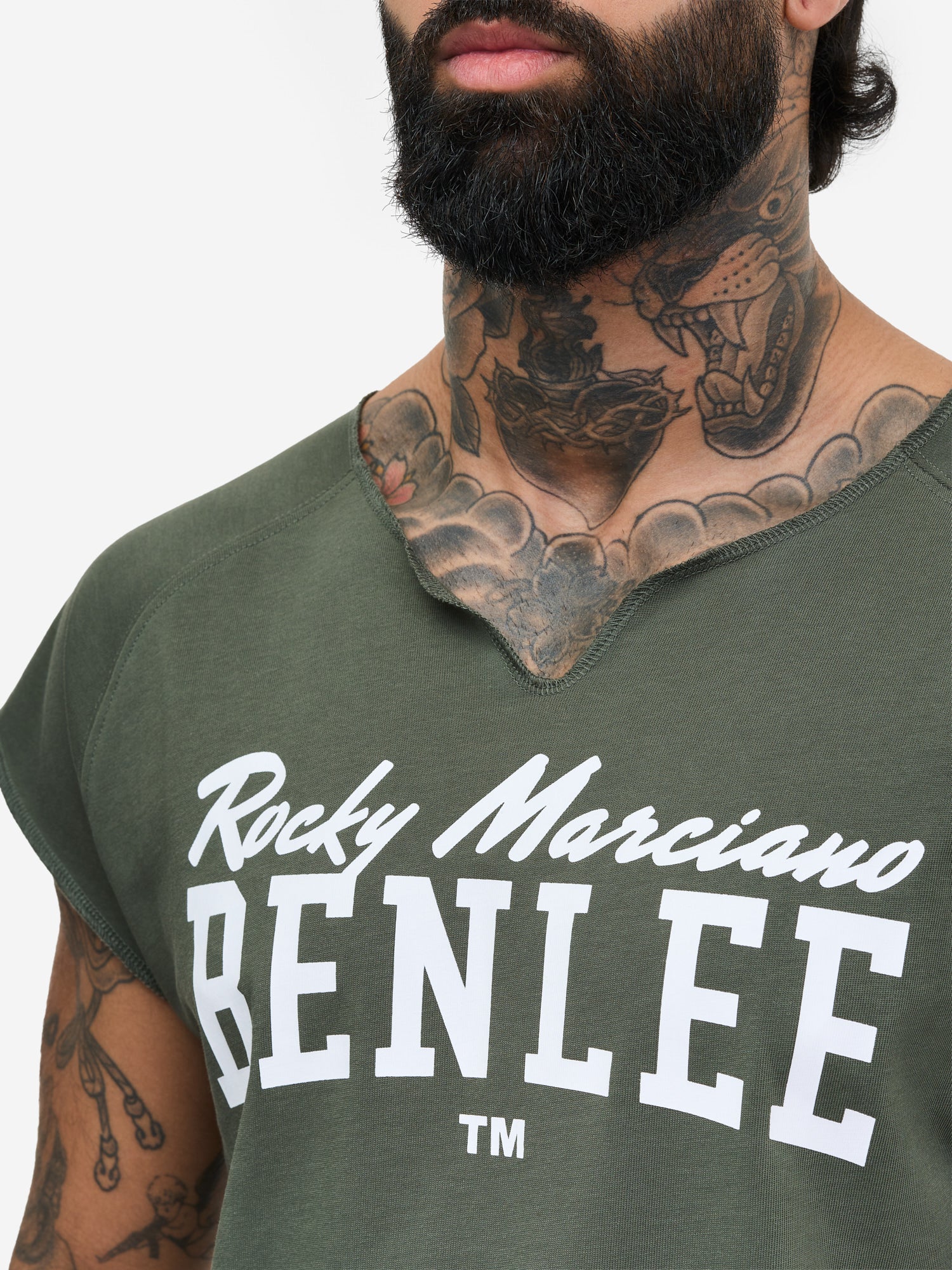BENLEE Herren T-Shirt Oliv mit Raglanärmeln und Logo-Print.