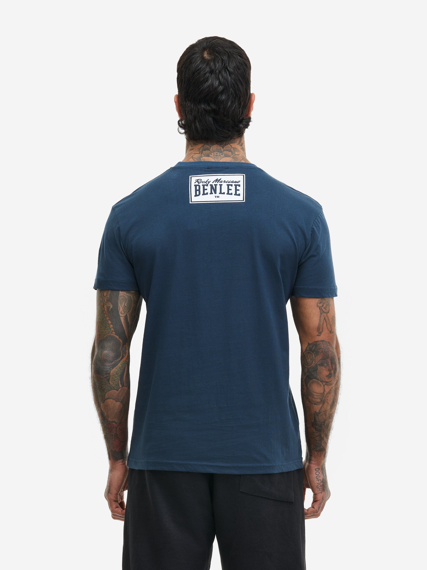 Rückansicht blaues BENLEE T-Shirt mit kleinem Logo-Label im Nacken.