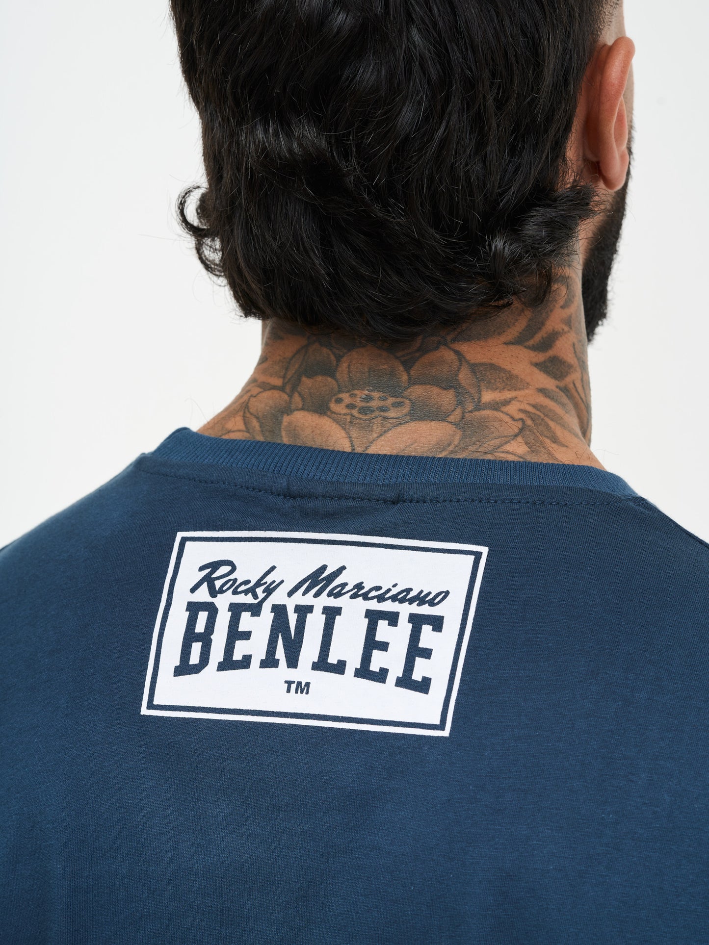 Detailansicht des weißen BENLEE Rocky Marciano Logo-Labels im Nacken.