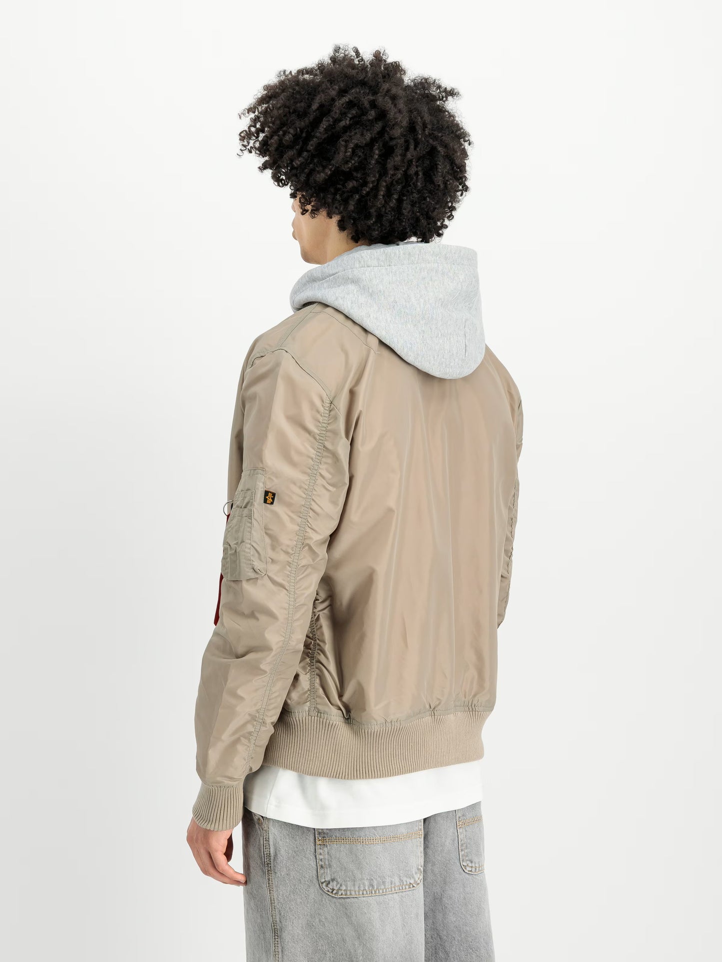 Übergangsjacke MA-1 TT Hood Light – getragen im urbanen Streetwear Look