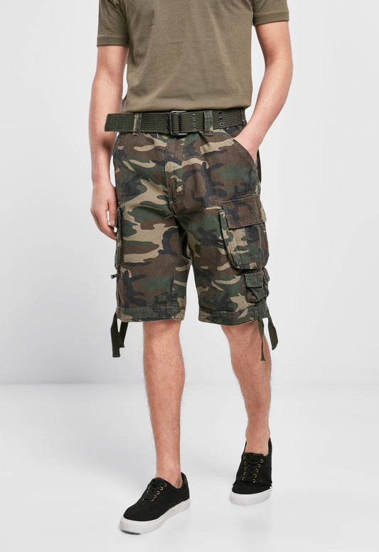 Brandit Savage Vintage Cargoshorts mit weitem Bein, inklusive Gürtel und mehreren Bein- sowie Minitaschen Woodland