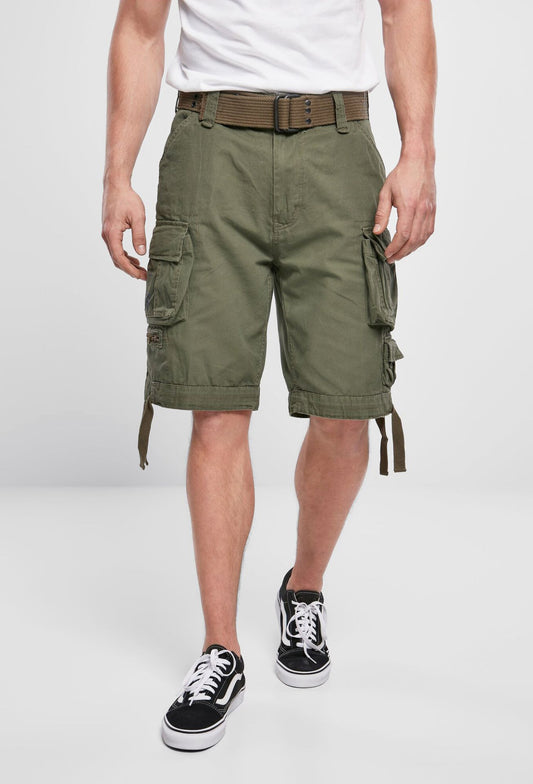 Brandit Savage Vintage Cargoshorts mit weitem Bein, inklusive Gürtel und mehreren Bein- sowie Minitaschen. Oliv