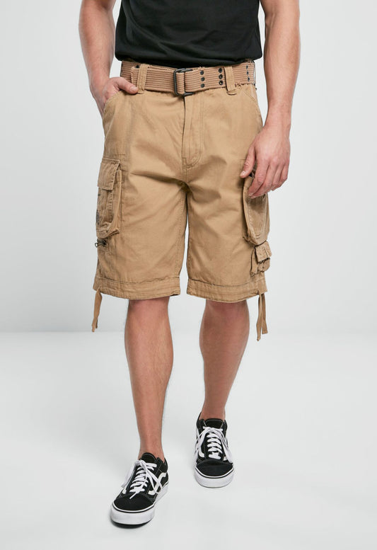 Beige Brandit Savage Vintage Cargoshorts mit weitem Bein, inklusive Gürtel und mehreren Bein- sowie Minitaschen.
