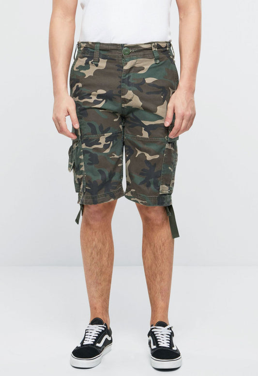 Brandit Vintage Shorts Woodland Cargo-Shorts für Herren mit grünem Waldtarnmuster aus schwerer Baumwolle Vorderansicht
