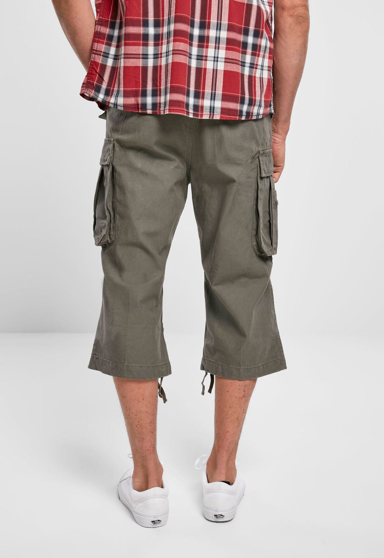 Olive Brandit 3/4 Shorts von hinten mit Pocket-Print auf den Gesaesstaschen.