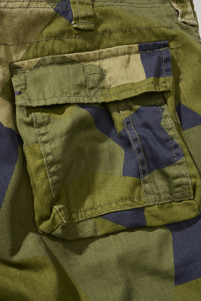 Brandit Urban Legend Shorts Swedish Camo Detailansicht Cargo-Tasche mit Patte und Druckknopfverschluss