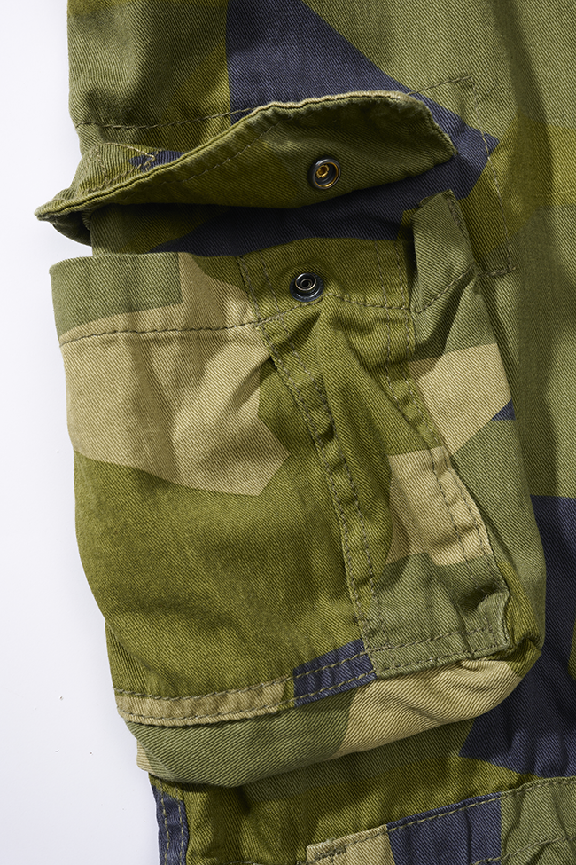 Brandit Urban Legend Shorts Swedish Camo Detailansicht Cargo-Tasche mit Patte und Druckknopfverschluss