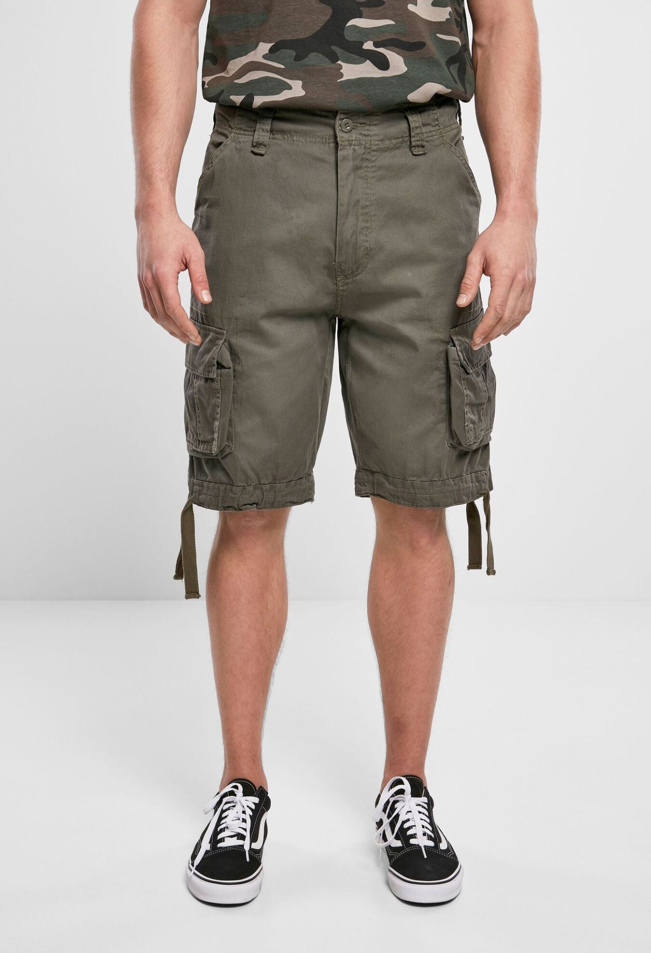 Brandit Urban Legend Shorts Olive Olivgrüne Cargo-Shorts für Herren mit Beintaschen Vorderansicht