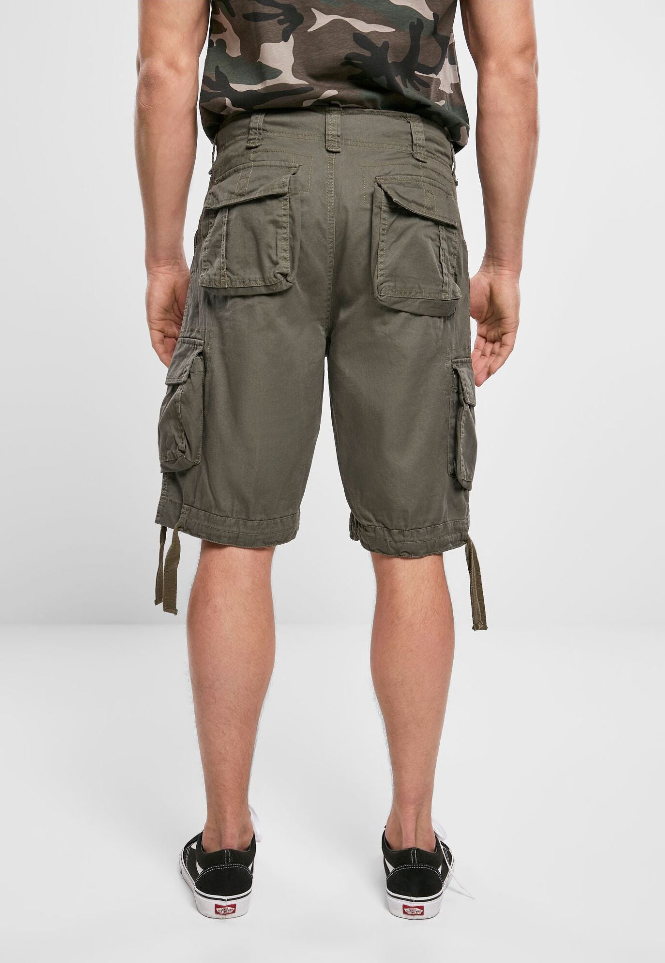 Brandit Urban Legend Shorts Olive Olivgrüne Sommerhose Baumwolle Rückansicht mit Gesässtaschen