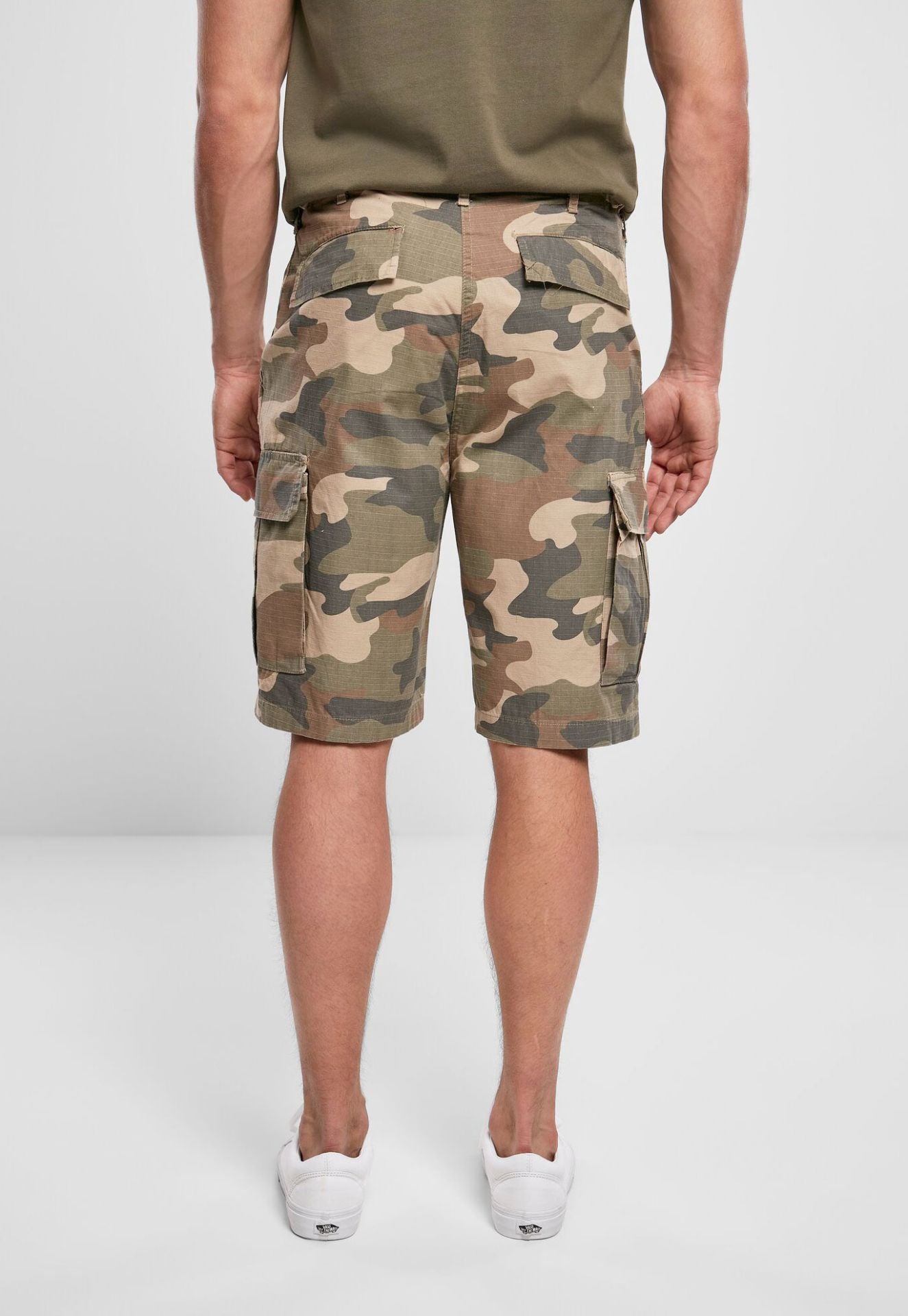 Rückansicht der Brandit BDU Ripstop Shorts in Light Woodland mit Gesässtaschen.