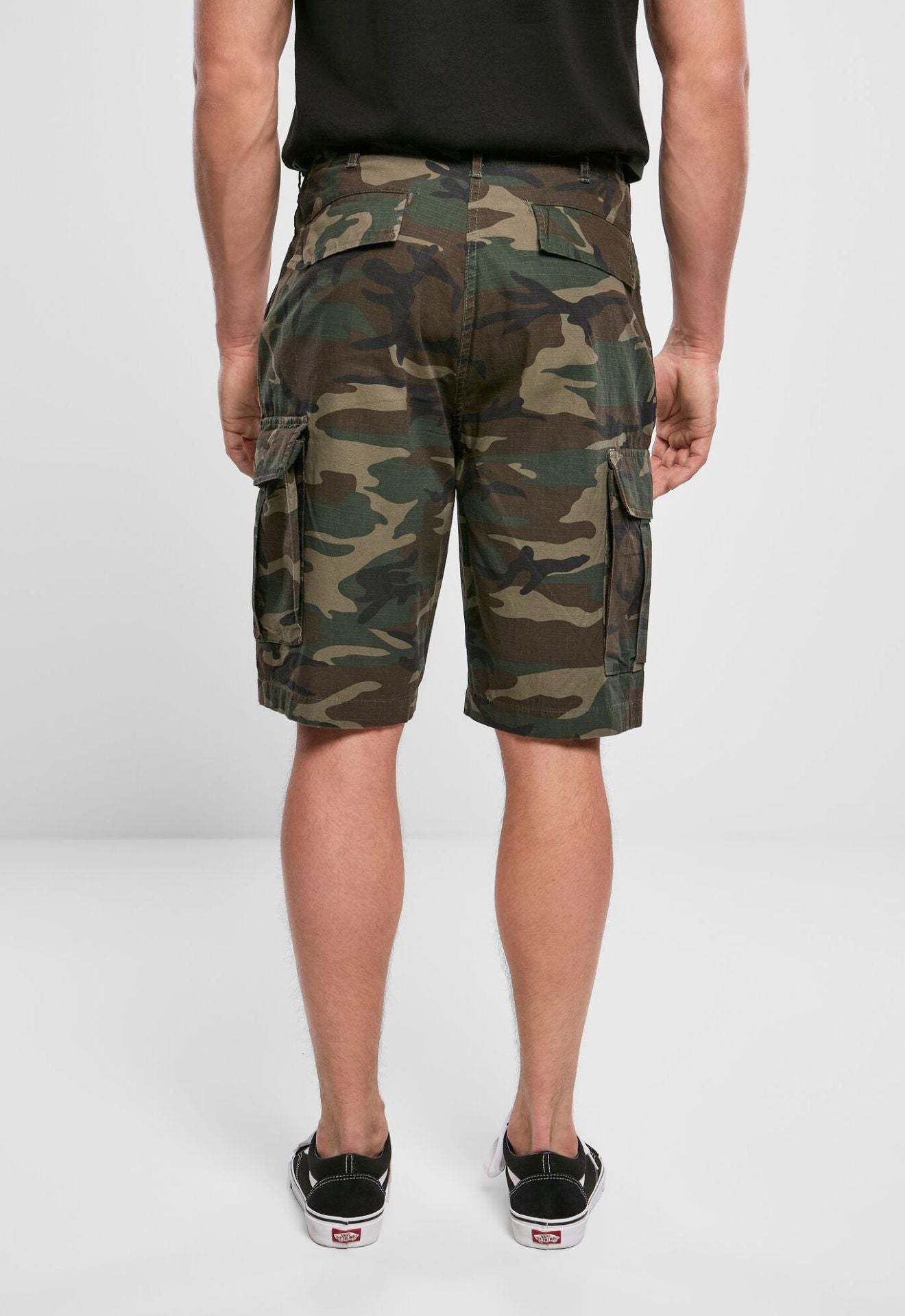 Rückansicht der Brandit BDU Ripstop Shorts in Woodland mit Gesässtaschen.