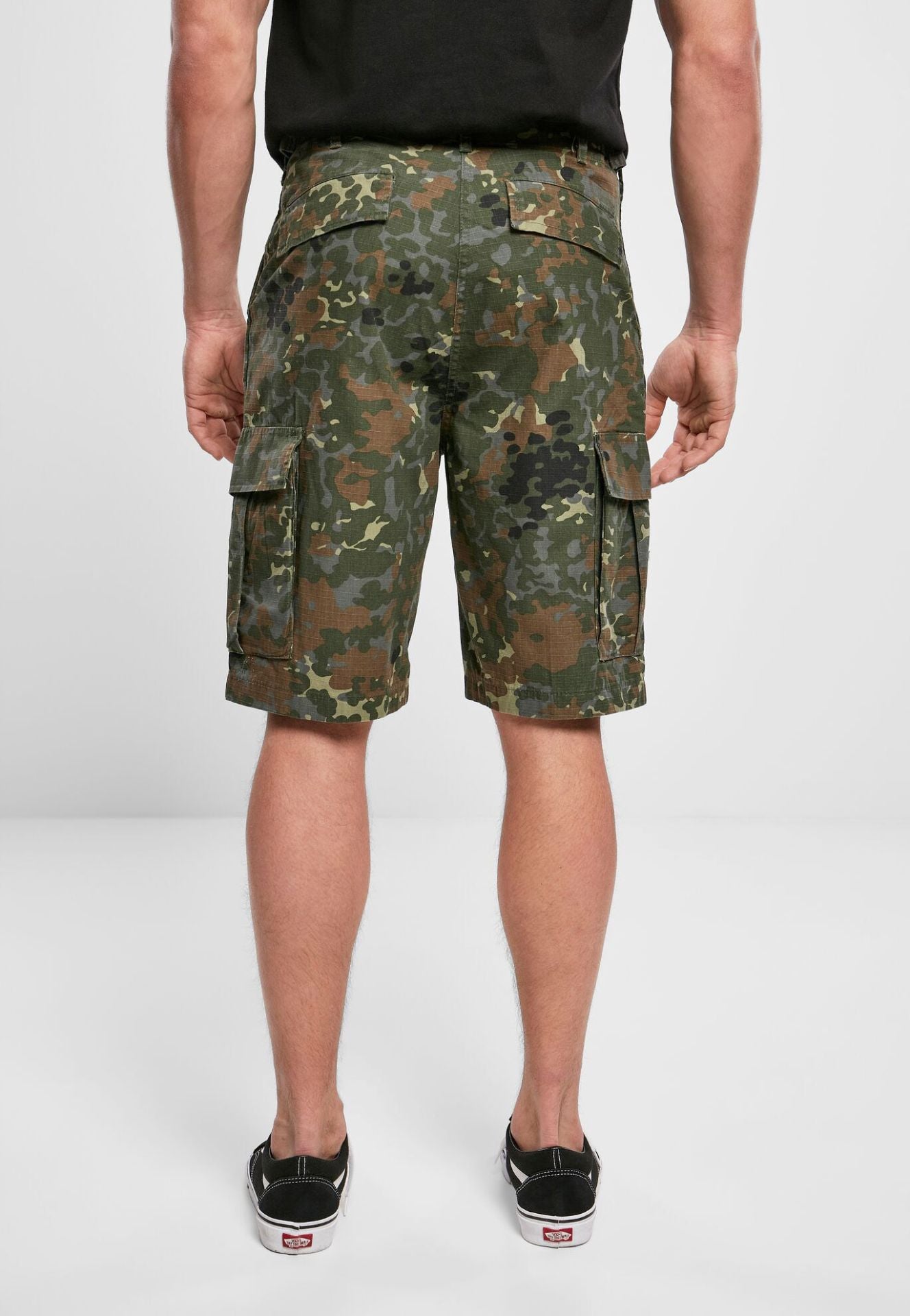 Rückansicht der Brandit BDU Ripstop Shorts in Flecktarn mit Gesässtaschen.