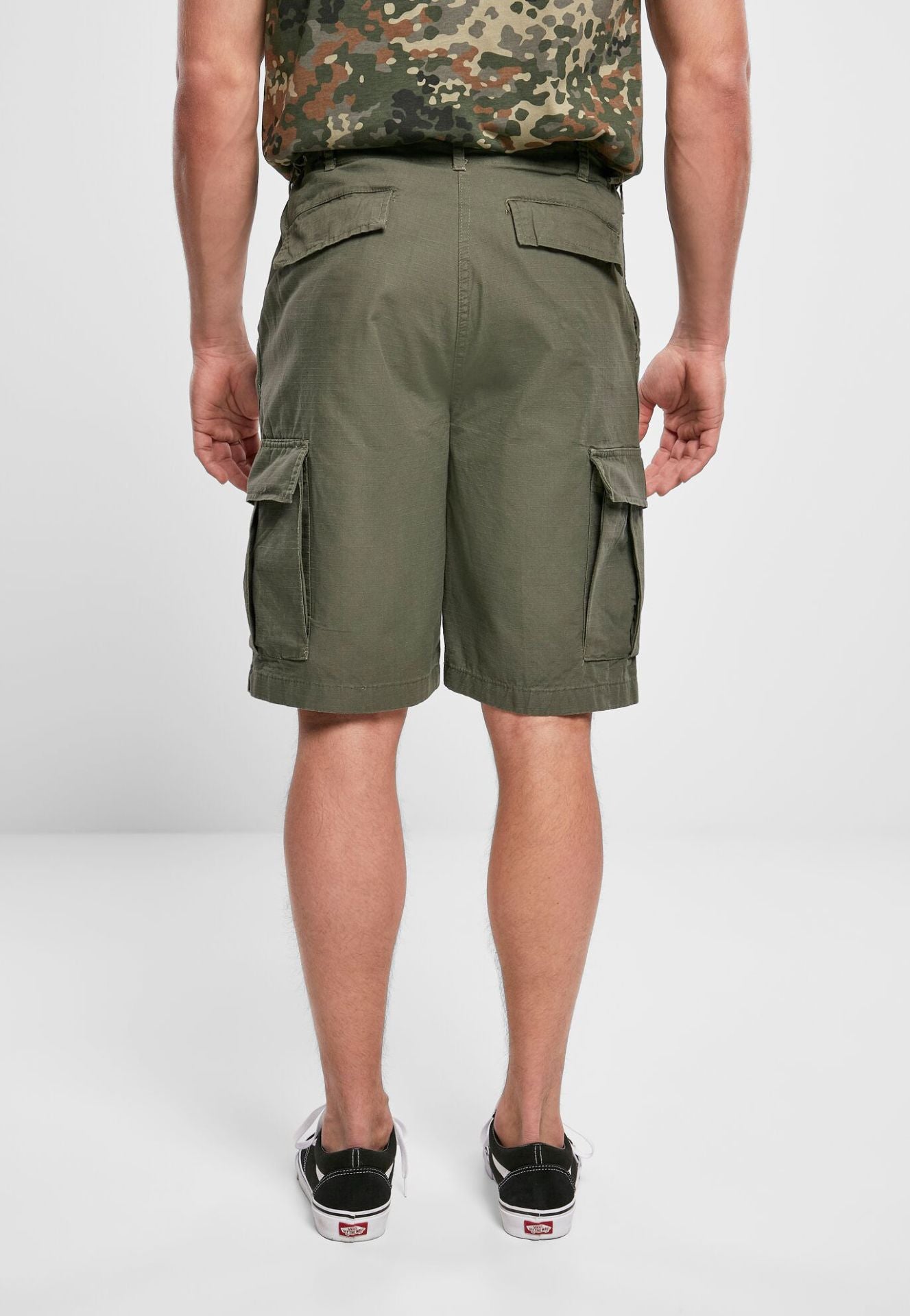 Rückansicht der Brandit BDU Ripstop Shorts in Oliv mit Gesässtaschen.