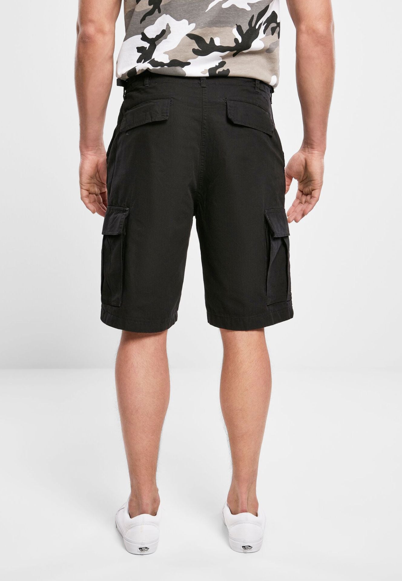 Rückansicht der Brandit BDU Ripstop Shorts in Schwarz mit Gesässtaschen.