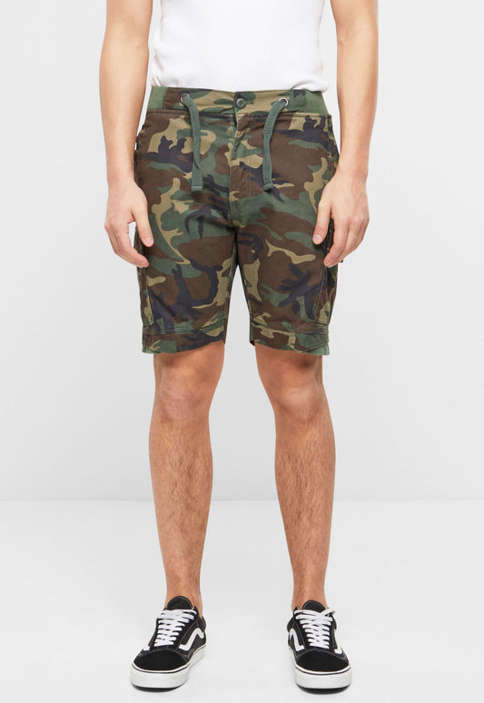 Cargo-Shorts für Herren von Brandit im Woodland-Camouflage-Muster in der Vorderansicht.