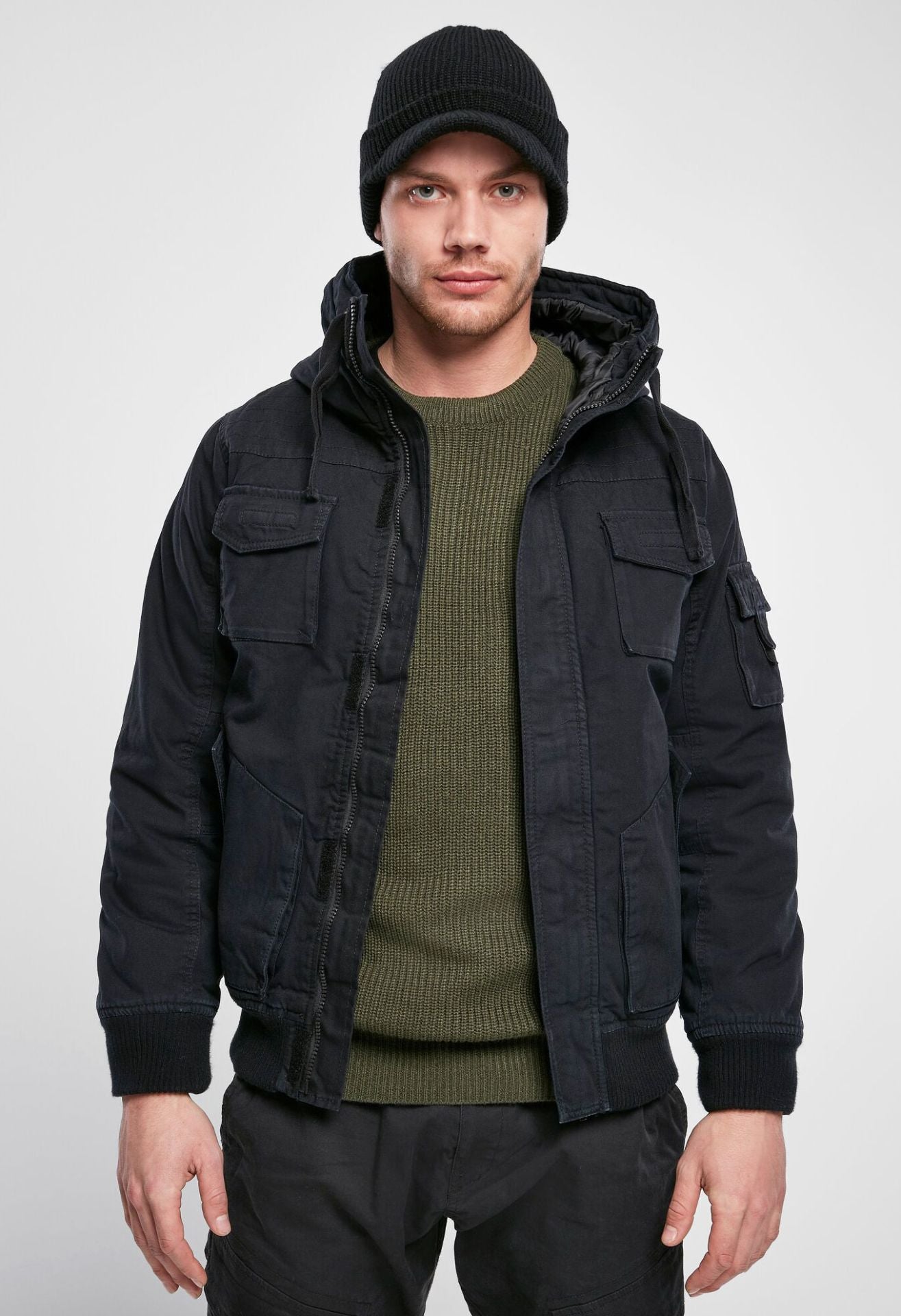 Brandit Kurzjacke in Schwarz mit breitem Bund, weiter Kapuze und gestepptem Innenfutter