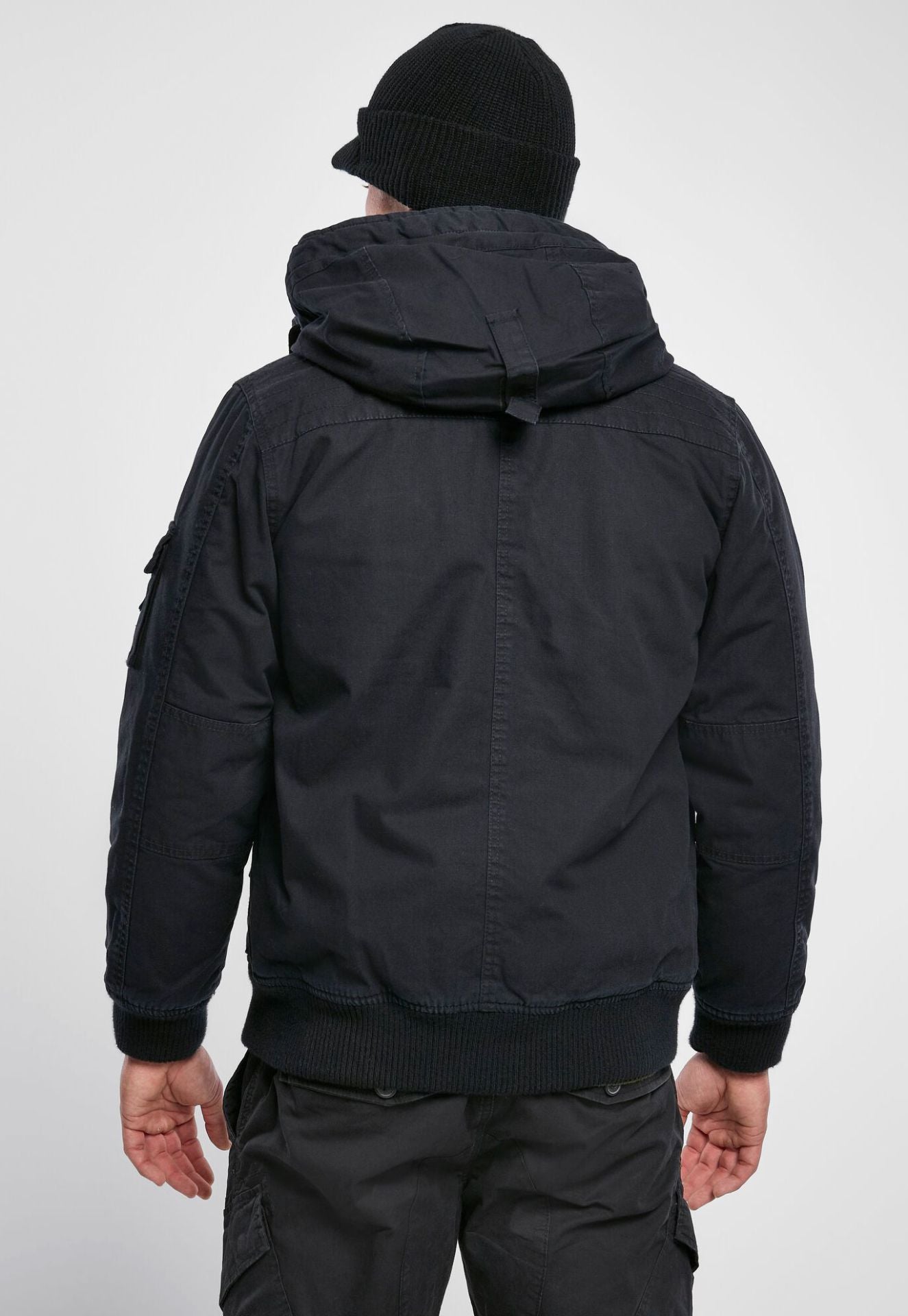 Brandit Kurzjacke in Schwarz mit breitem Bund, weiter Kapuze und gestepptem Innenfutter